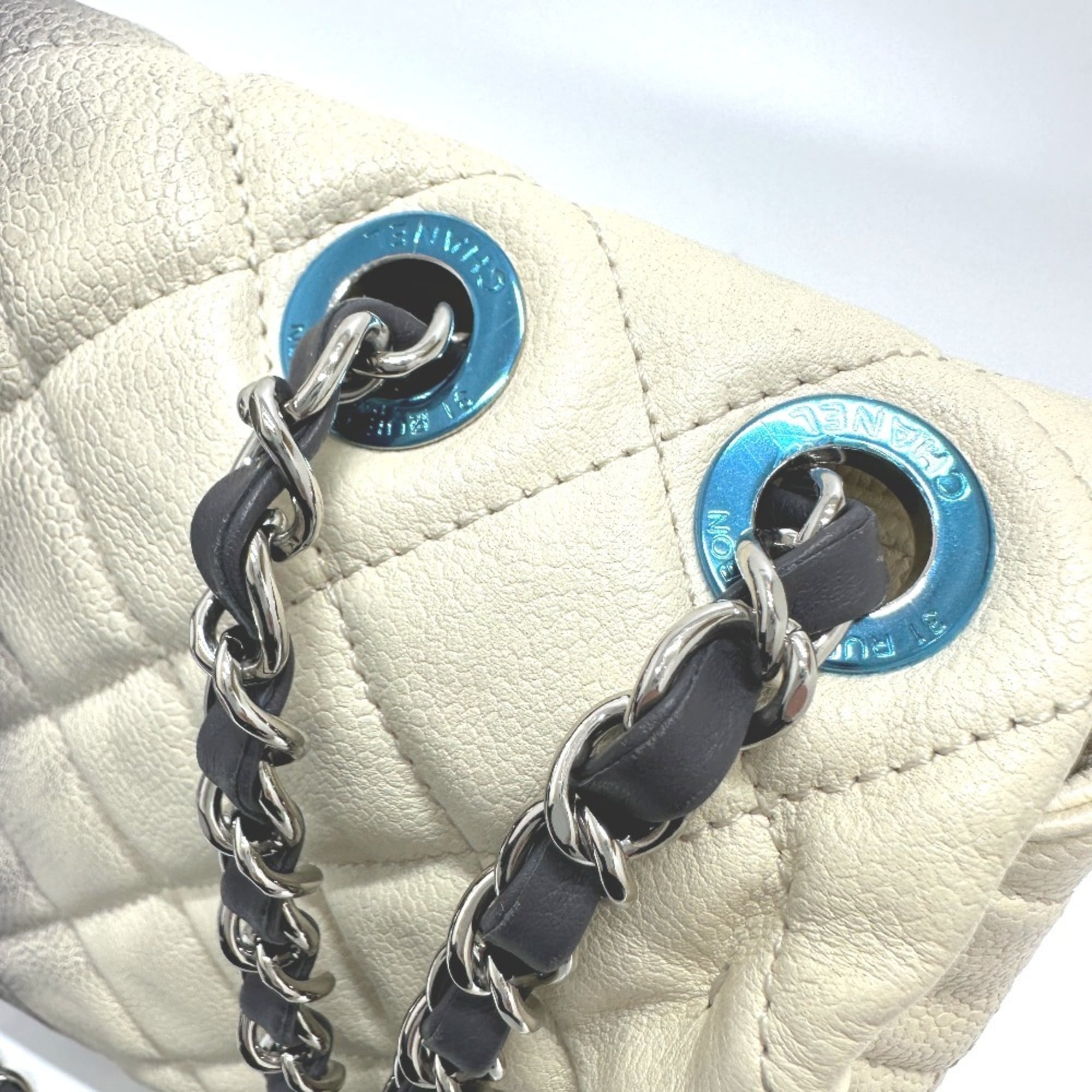 Chanel White Grained Calfskin Shoulder Bag (Pre-Owned)