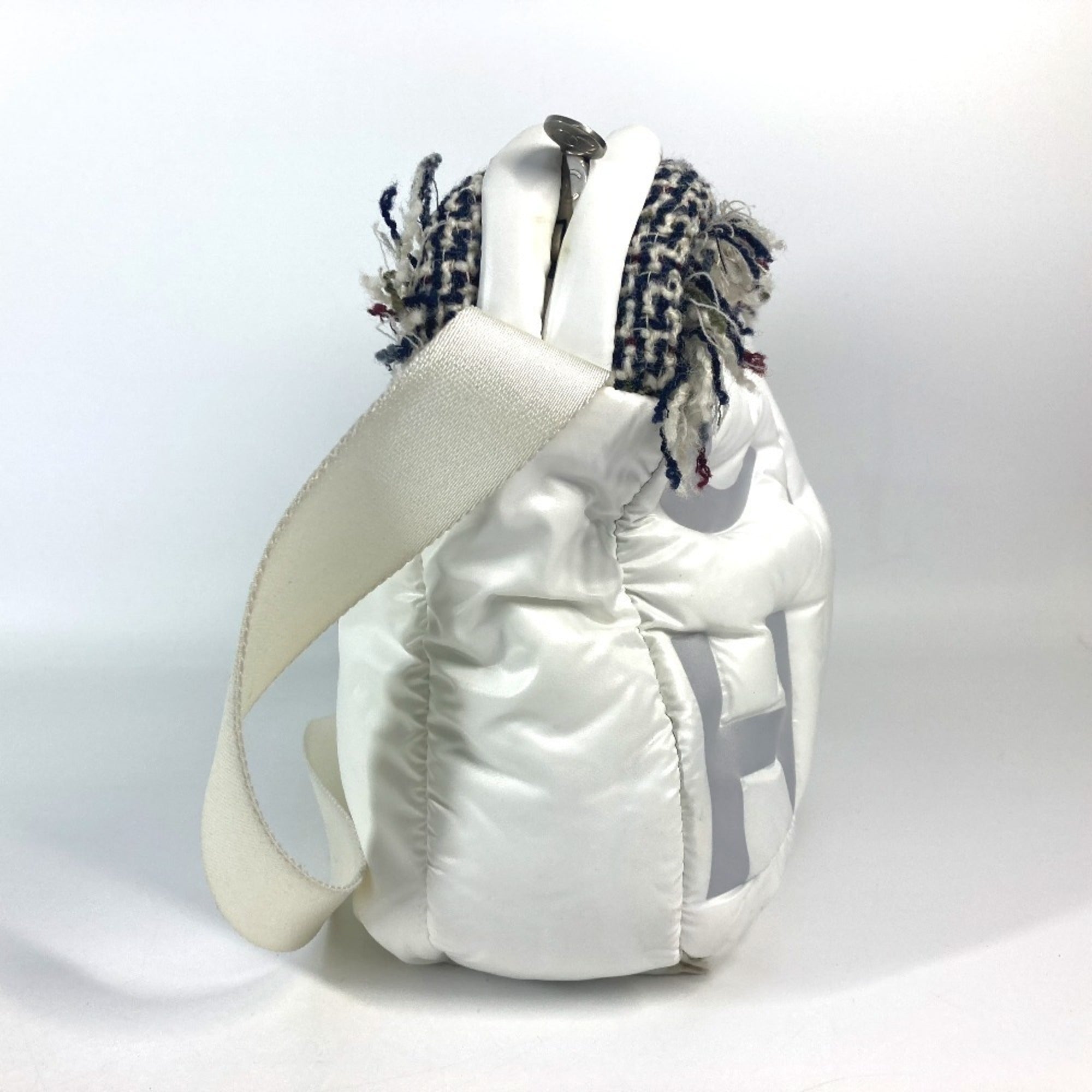 Chanel White Nylon Shoulder Bag (Pre-Owned)