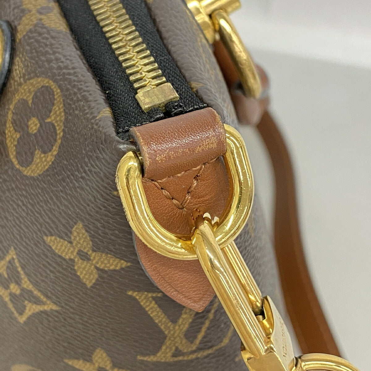 Louis Vuitton Noir Handbag (Pre-Owned)