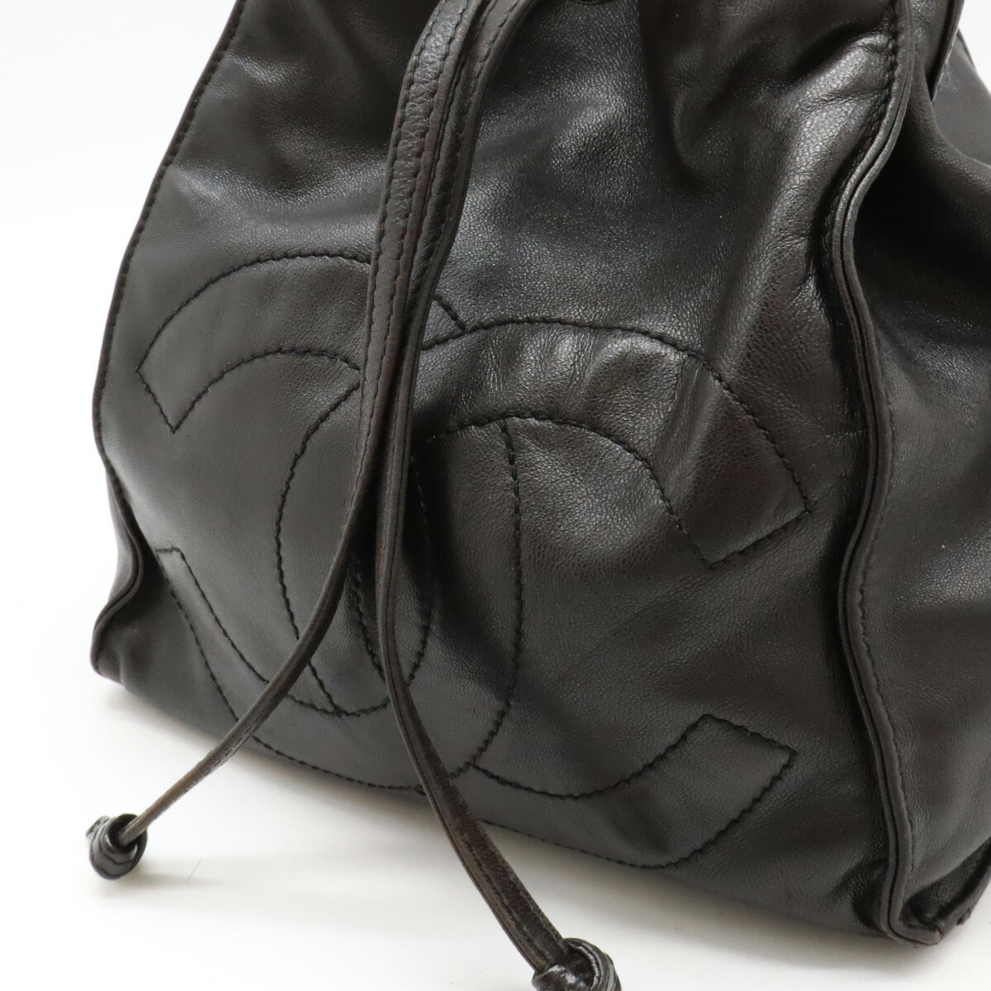 Chanel Black Leather Shoulder Bag (Pre-Owned)