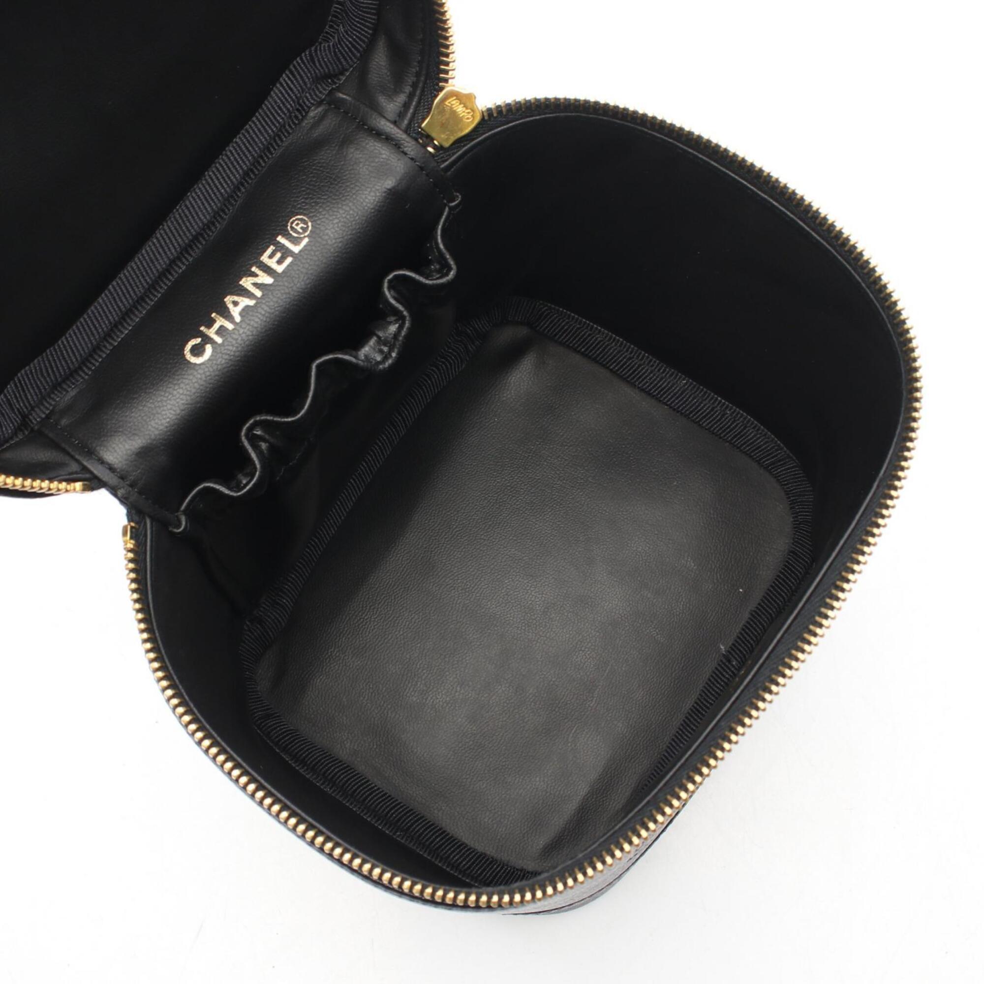 Chanel Black Grained Calfskin Handbag (Pre-Owned)