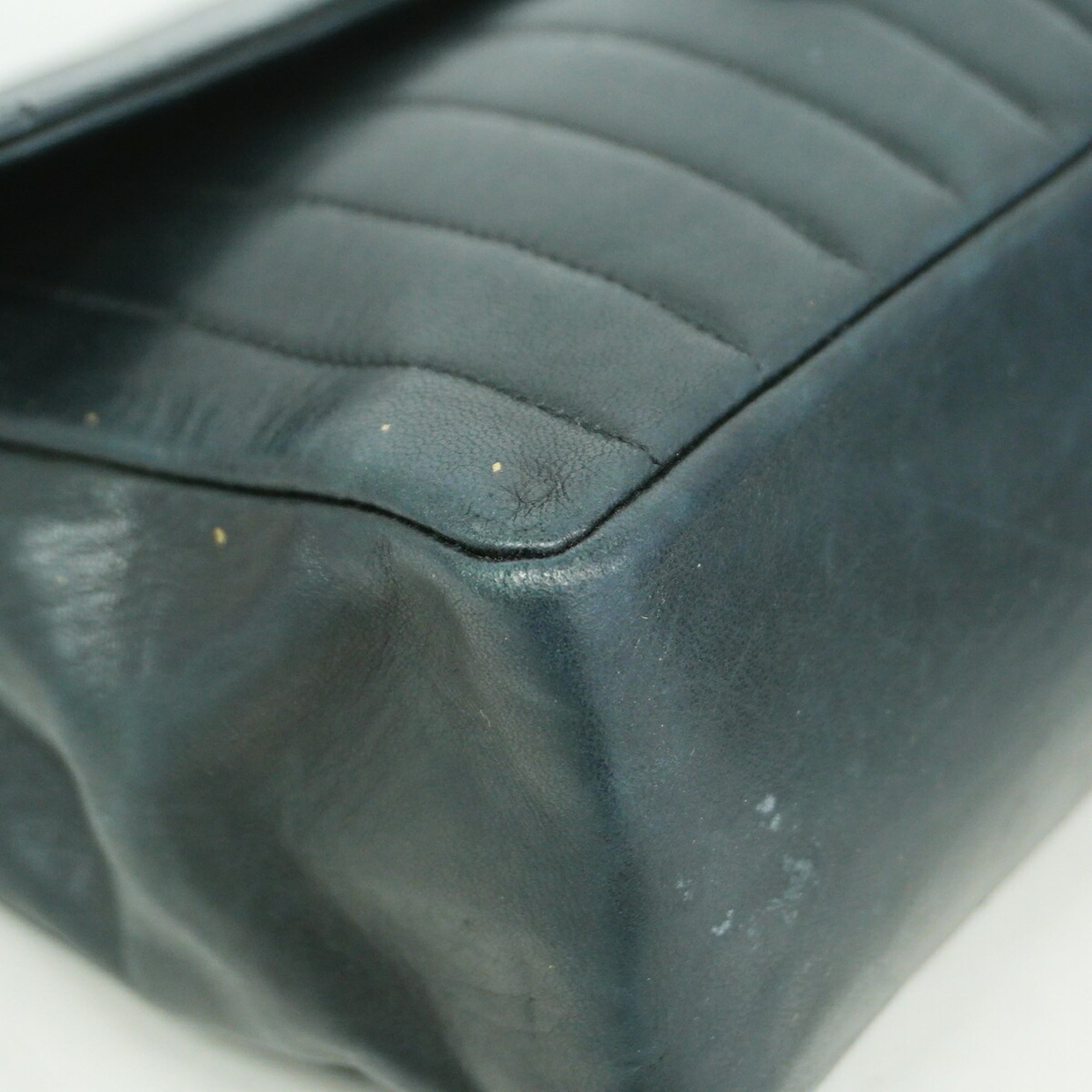 Chanel Black Leather Shoulder Bag (Pre-Owned)