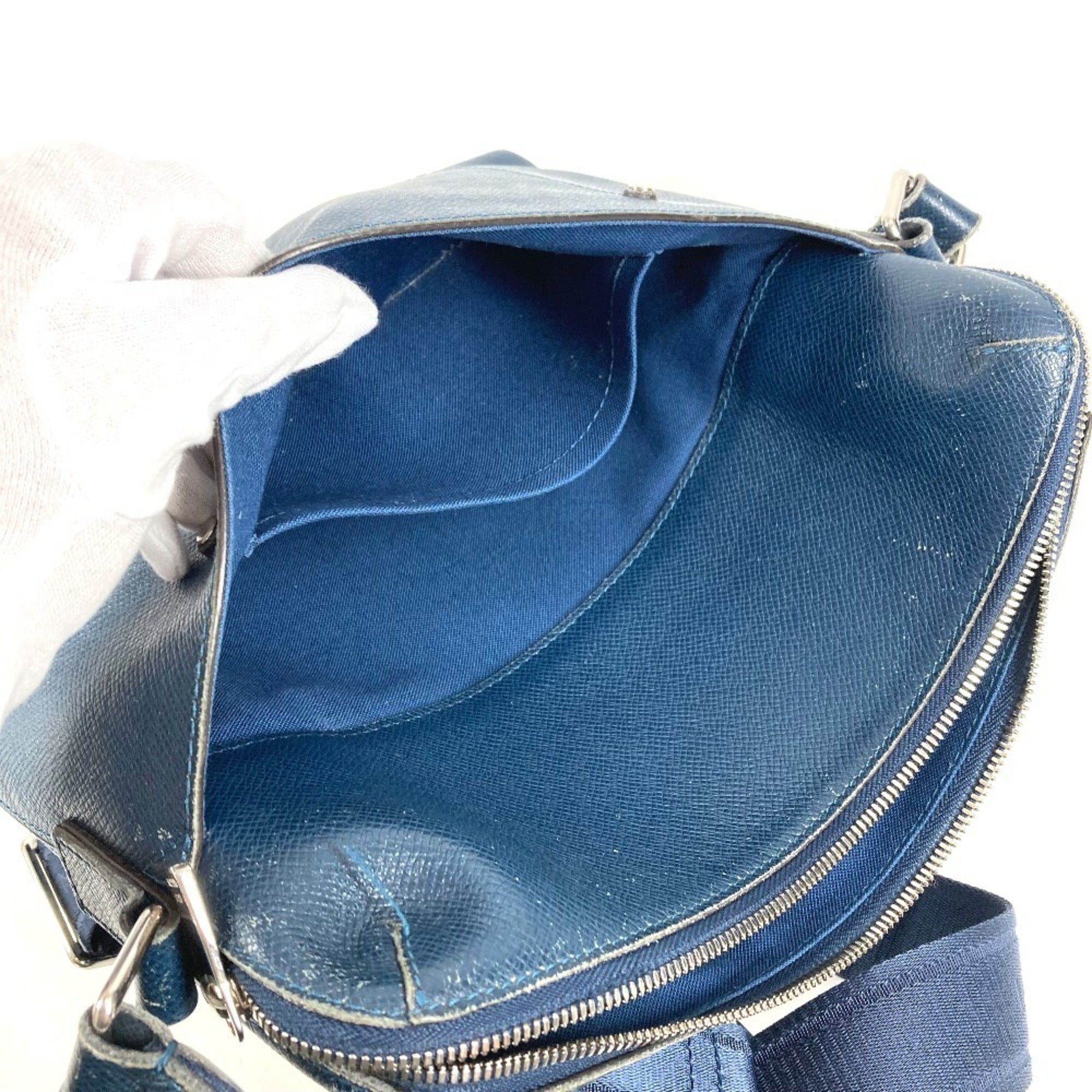 Louis Vuitton Blue Ocean Taiga Leather Leather Shoulder Bag (Pre-Owned)