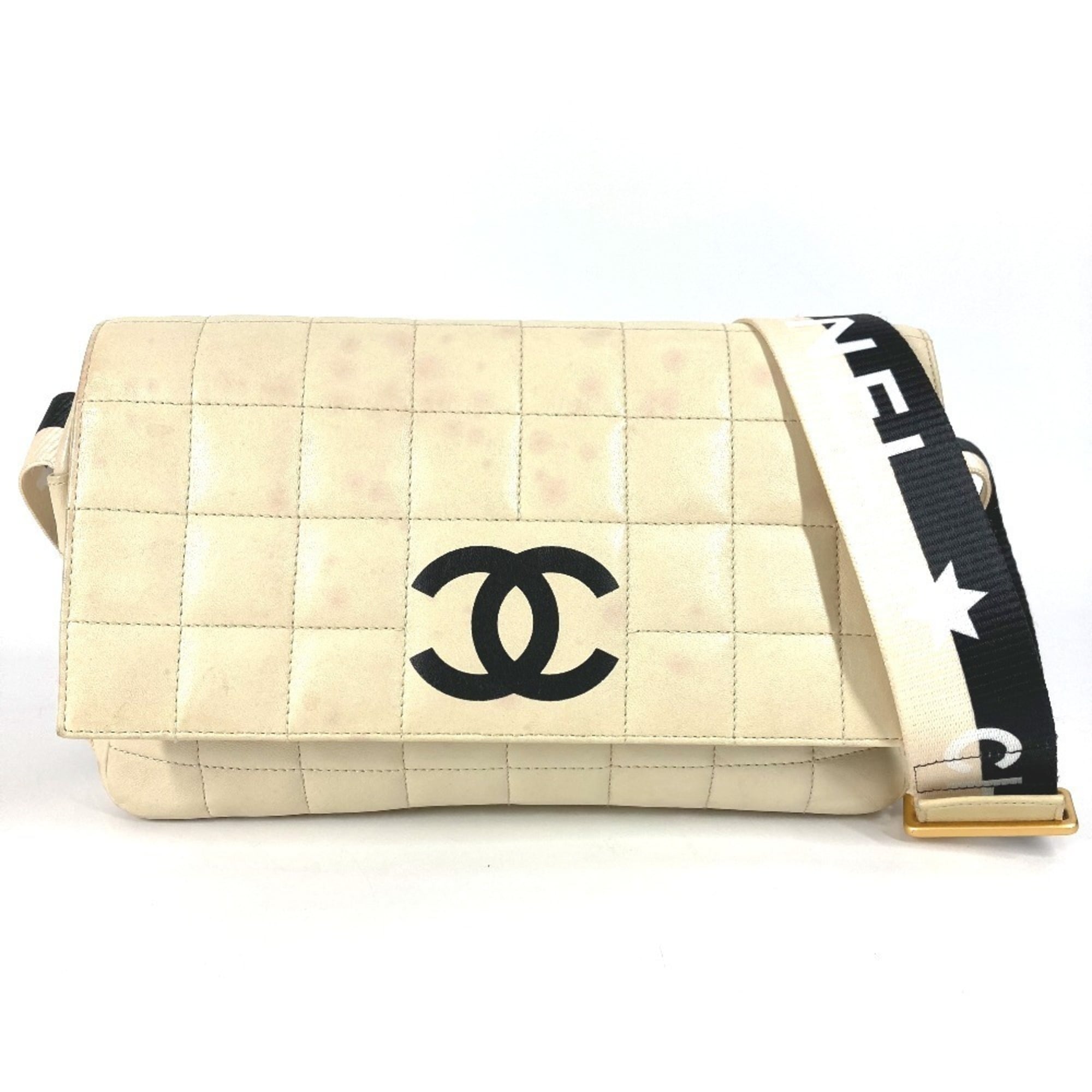 Chanel Chocolate Bar Black White Leather Pochette Shoulder Bag (Pre-Owned)