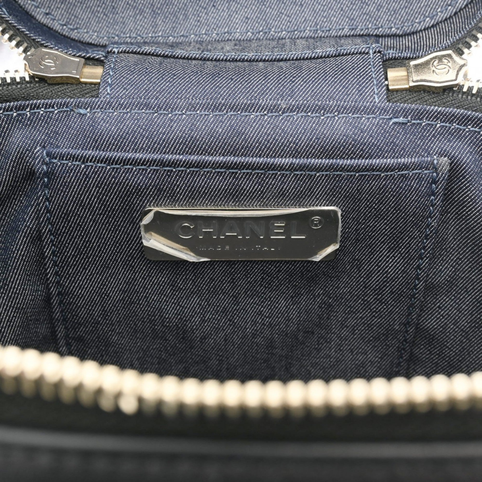 Chanel Black Leather Handbag (Pre-Owned)