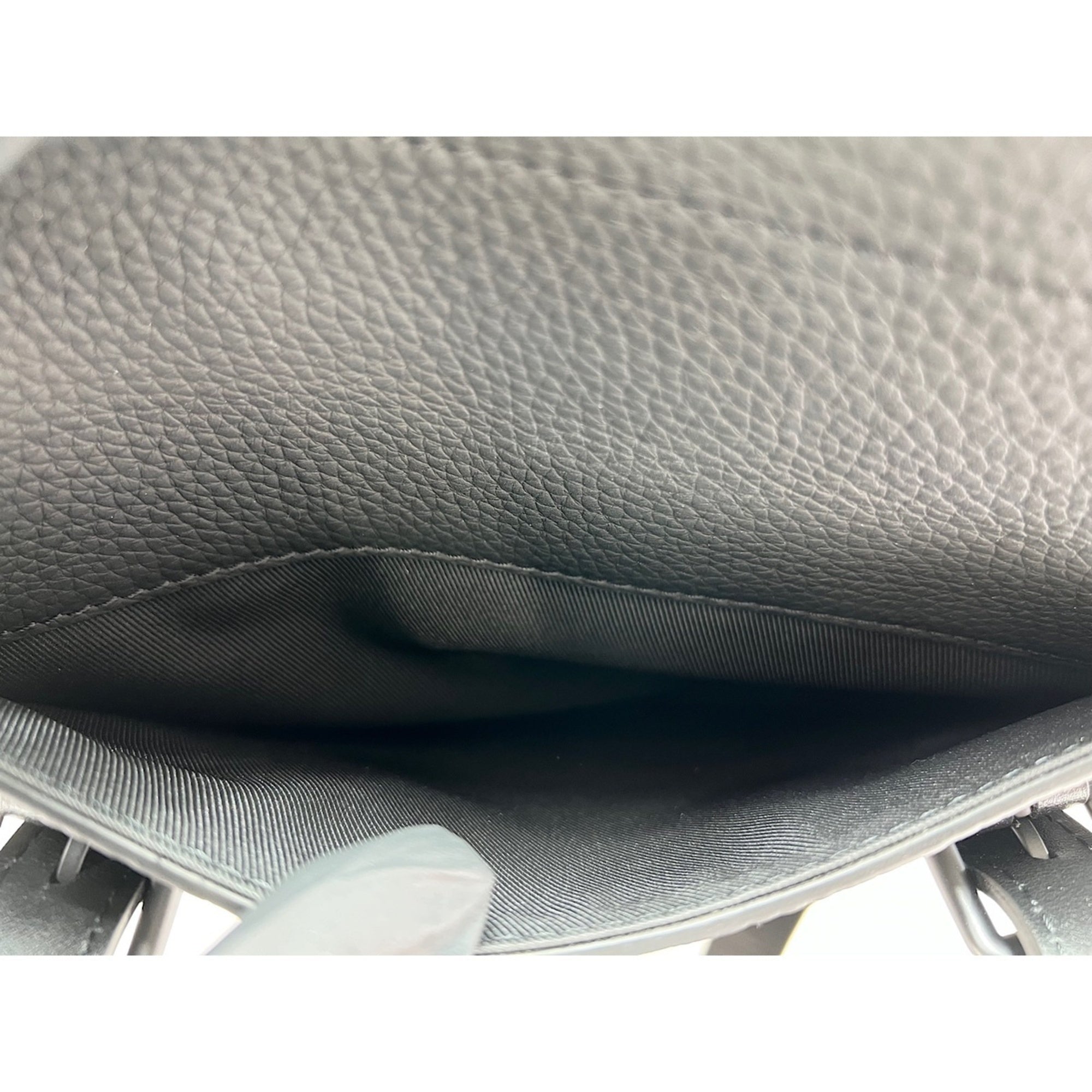 Louis Vuitton Black Handbag (Pre-Owned)