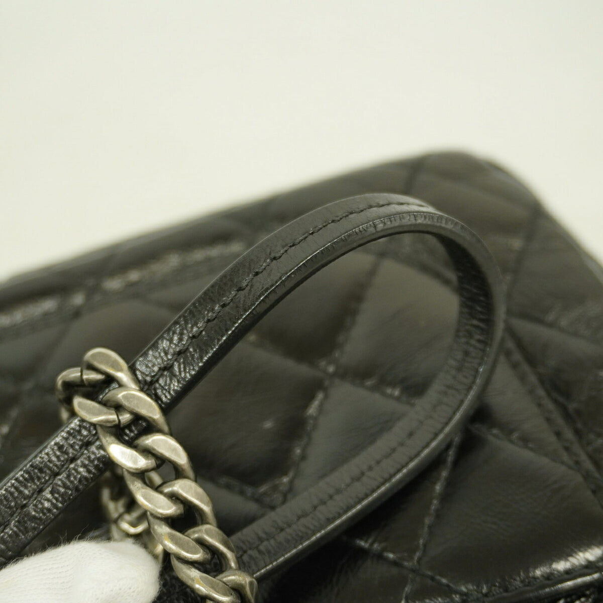 Chanel Black Leather Shoulder Bag (Pre-Owned)