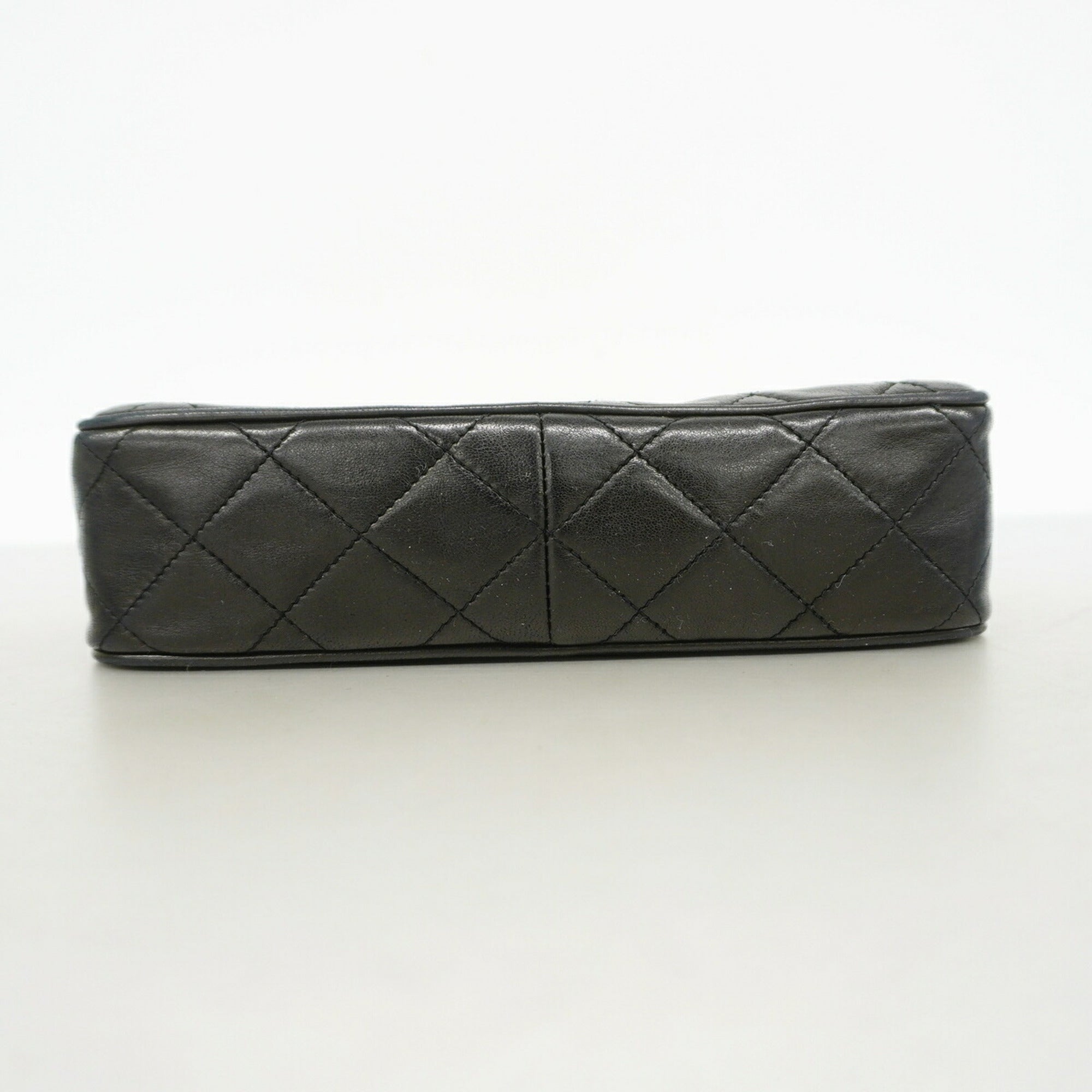 Chanel Black Leather Shoulder Bag (Pre-Owned)