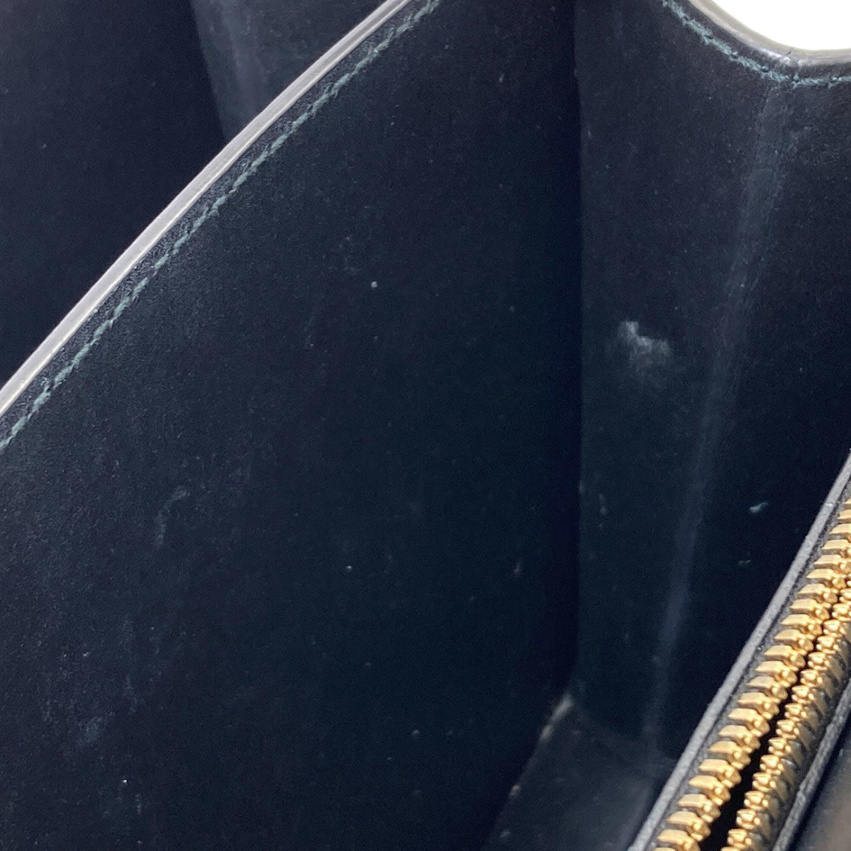 Salvatore Ferragamo Black Leather Shoulder Bag (Pre-Owned)