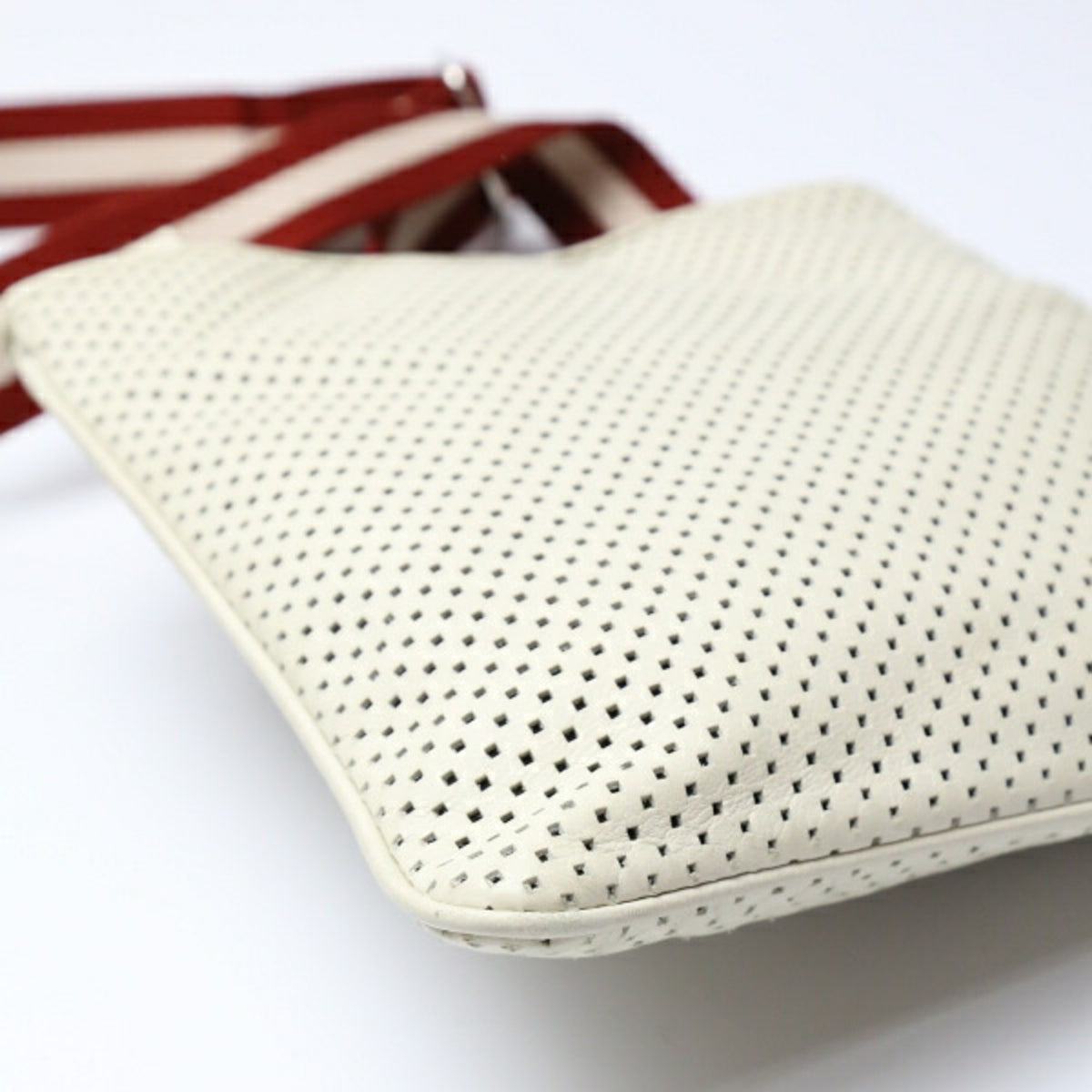 Bally White Leather Shoulder Bag (Pre-Owned)