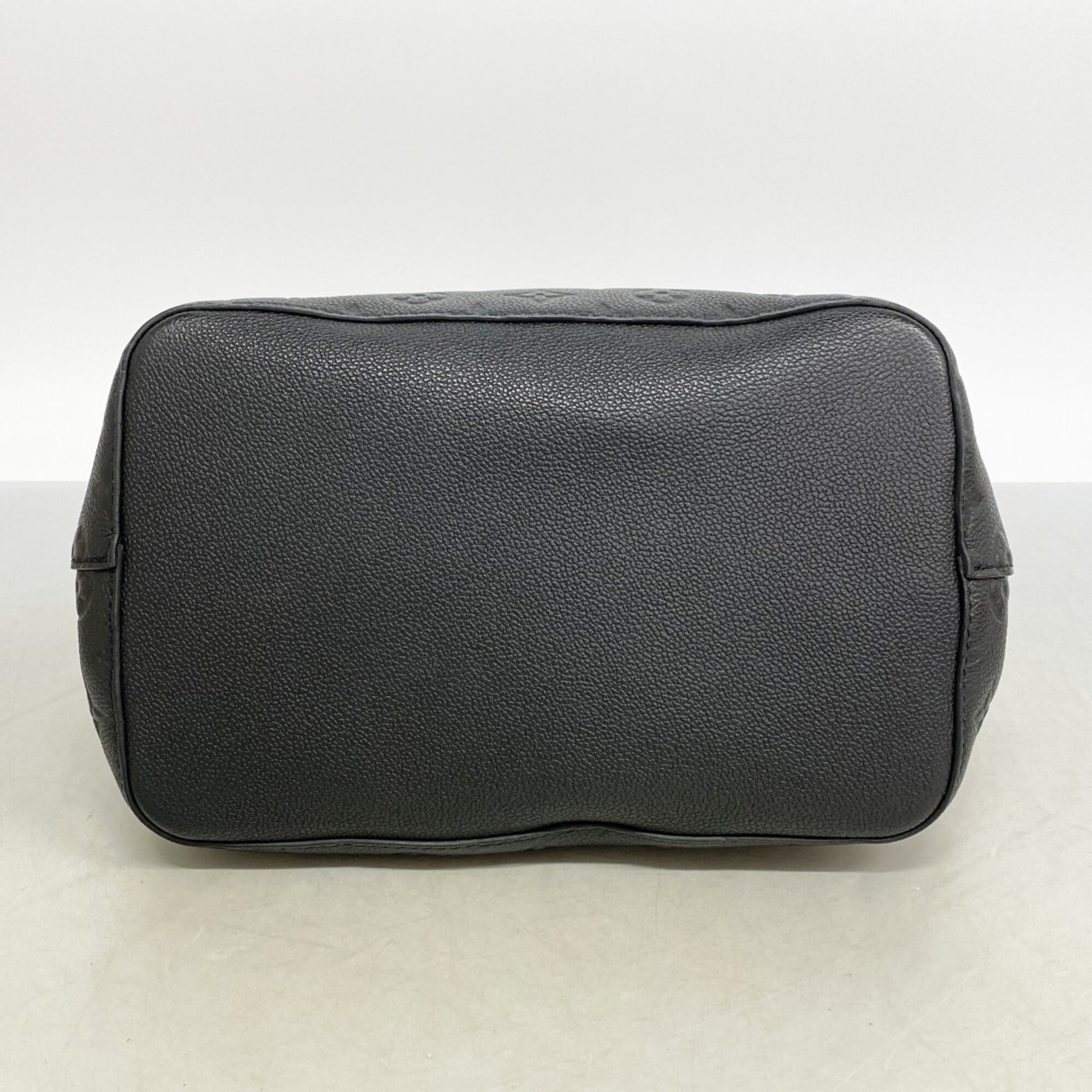 Louis Vuitton Noir Handbag (Pre-Owned)