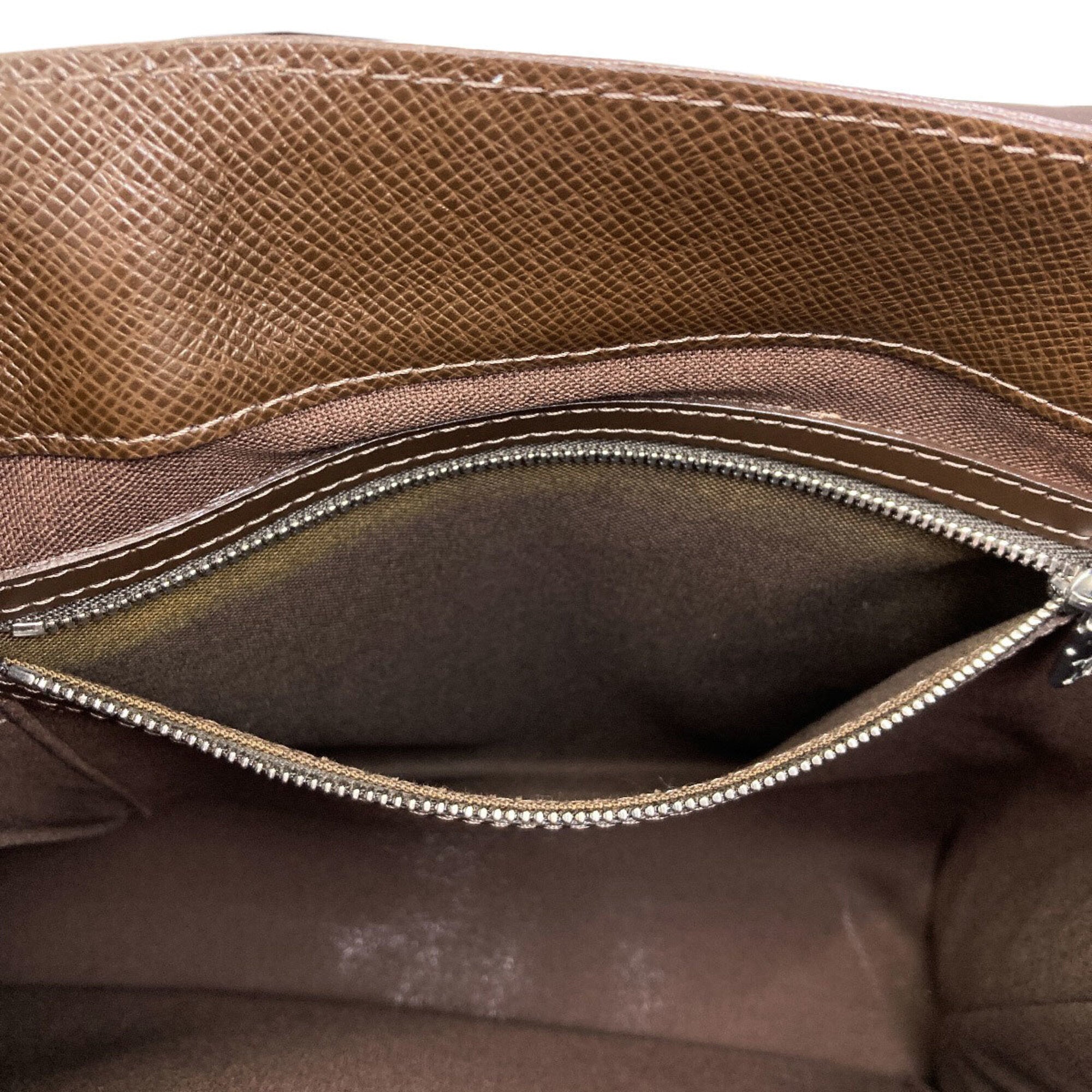 Louis Vuitton Grizzly Taiga Leather Tote Bag (Pre-Owned)