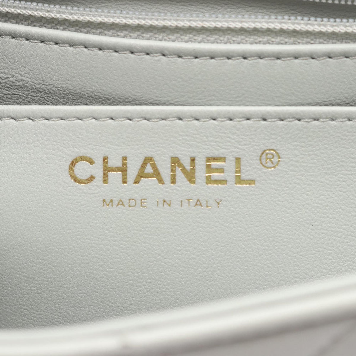Chanel Gray Leather Shoulder Bag (Pre-Owned)