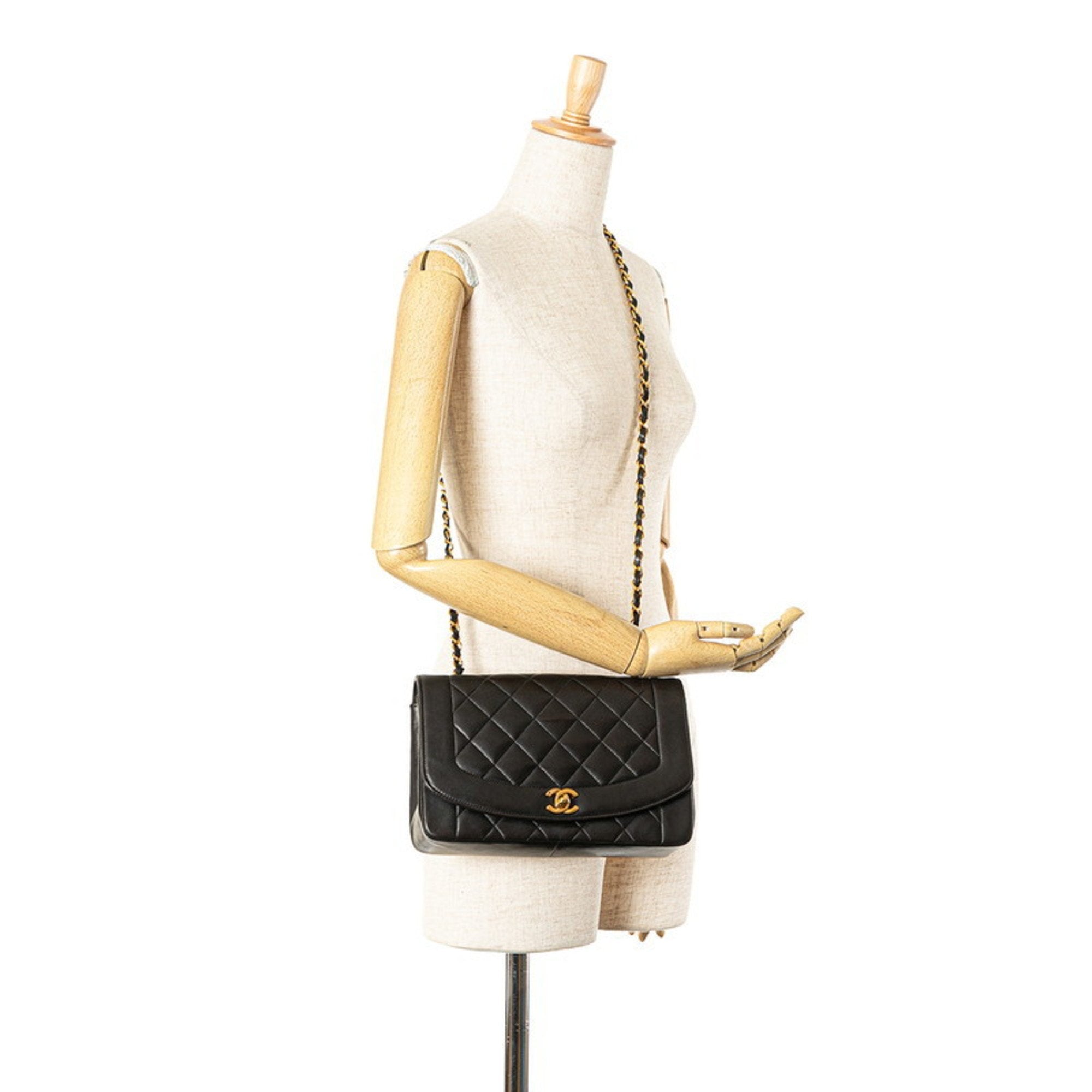 Chanel Black Leather Shoulder Bag (Pre-Owned)