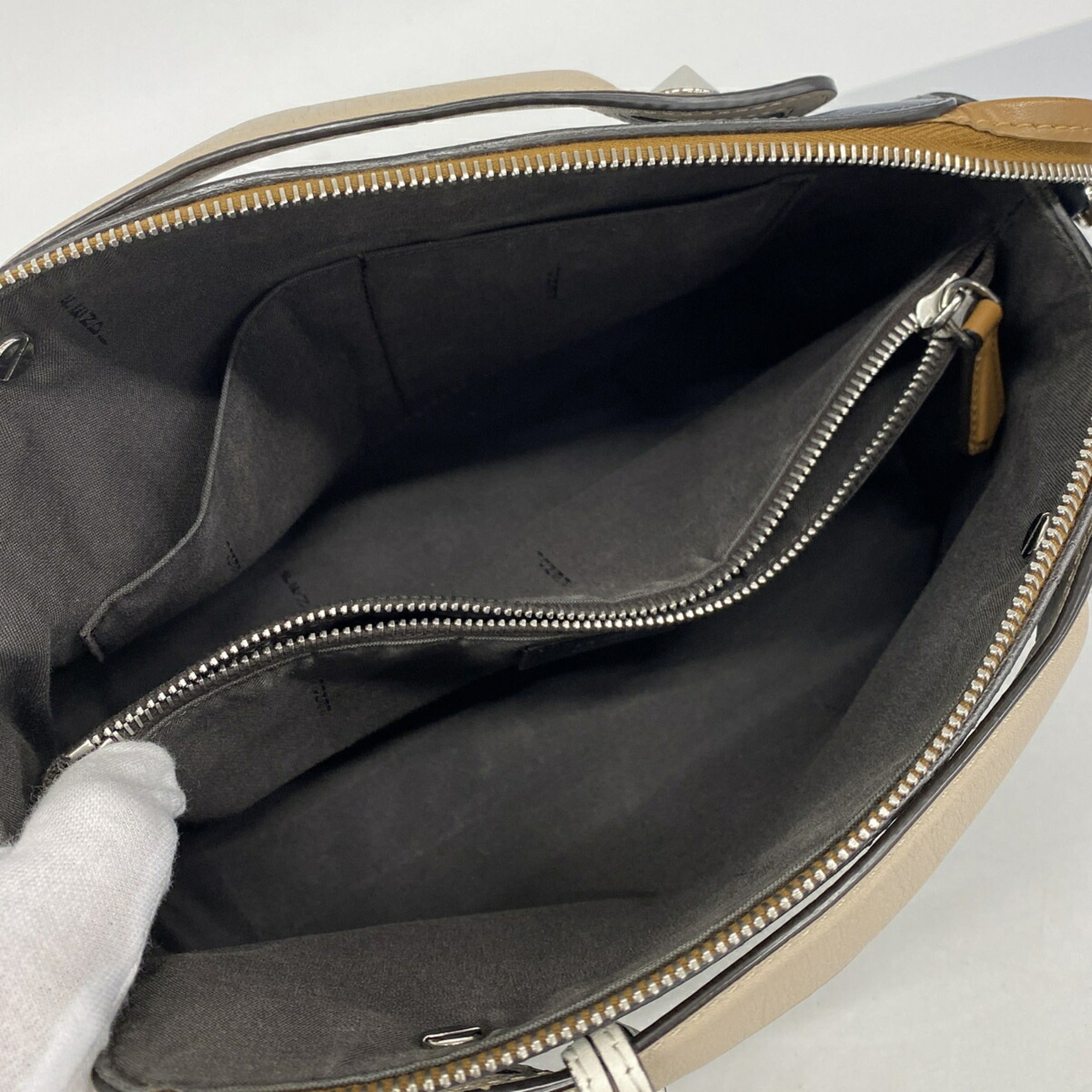 Fendi Brown Navy Leather Handbag (Pre-Owned)