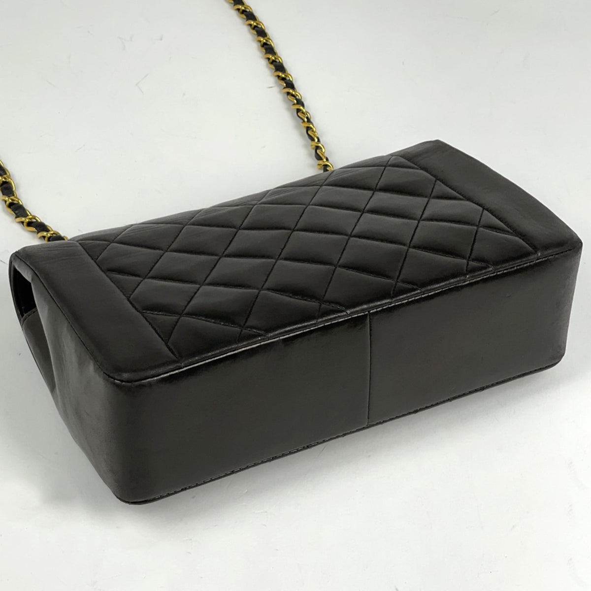 Chanel Black Leather Shoulder Bag (Pre-Owned)