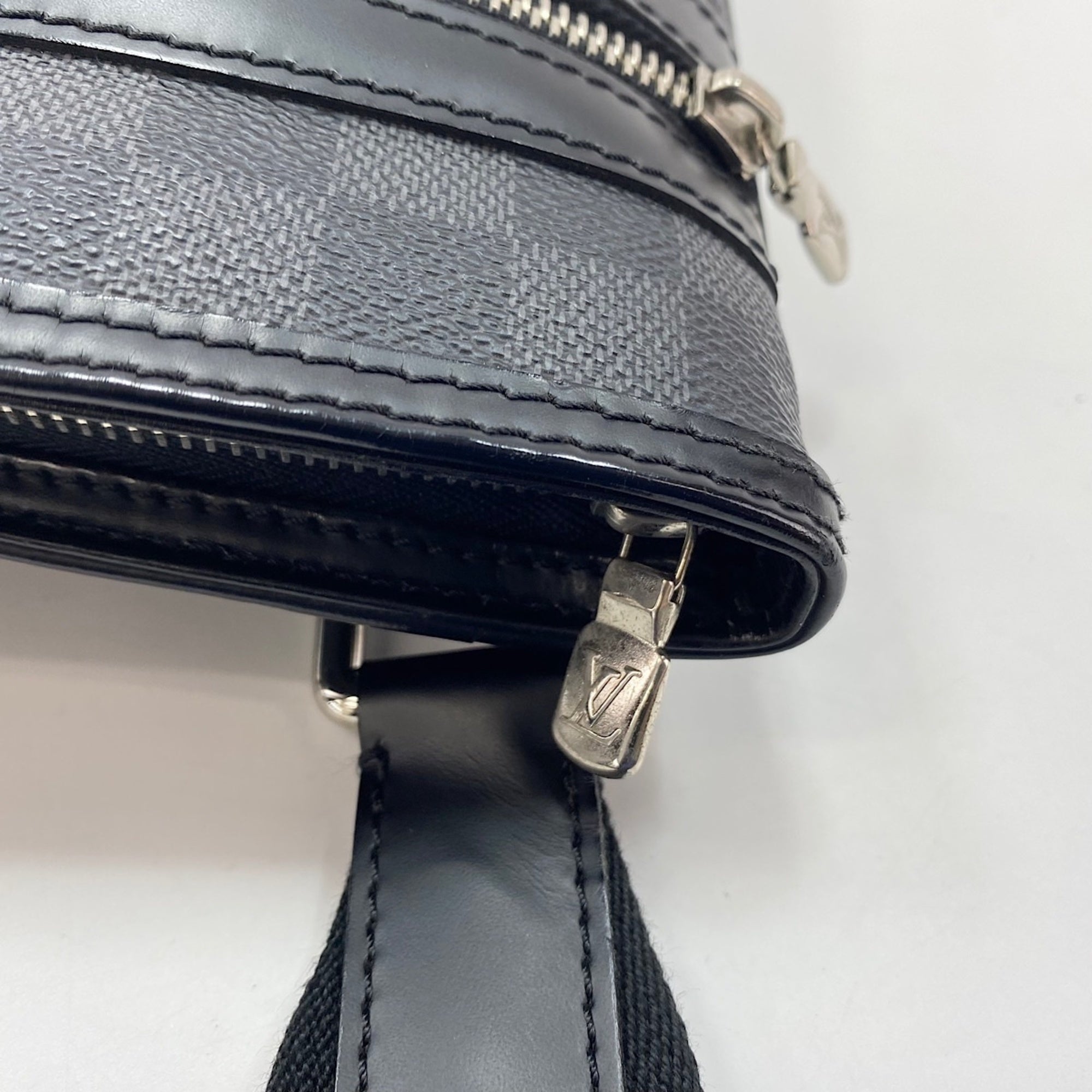 Louis Vuitton Black Shoulder Bag (Pre-Owned)