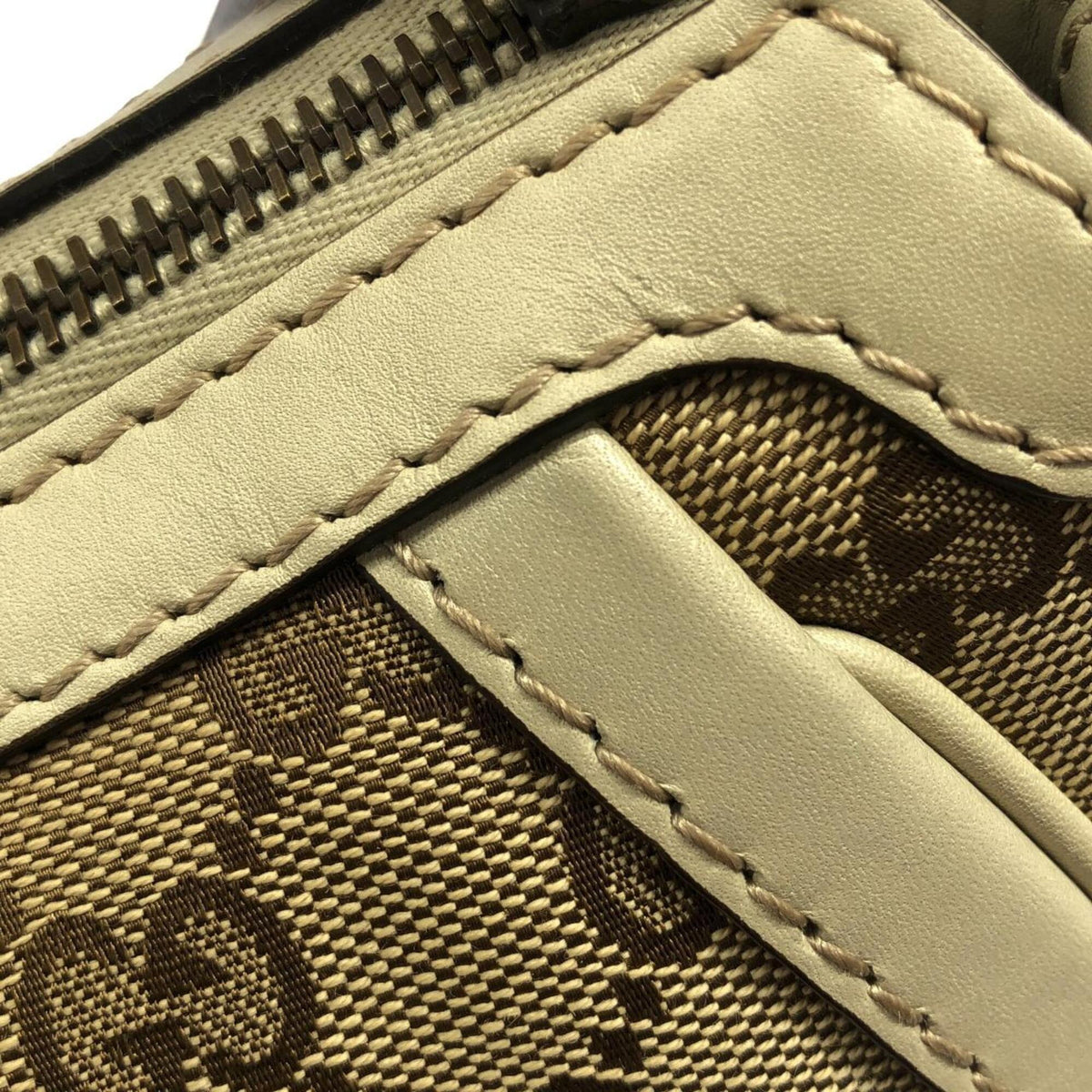 Gucci Beige Ivory Gg Canvas Shoulder Bag (Pre-Owned)
