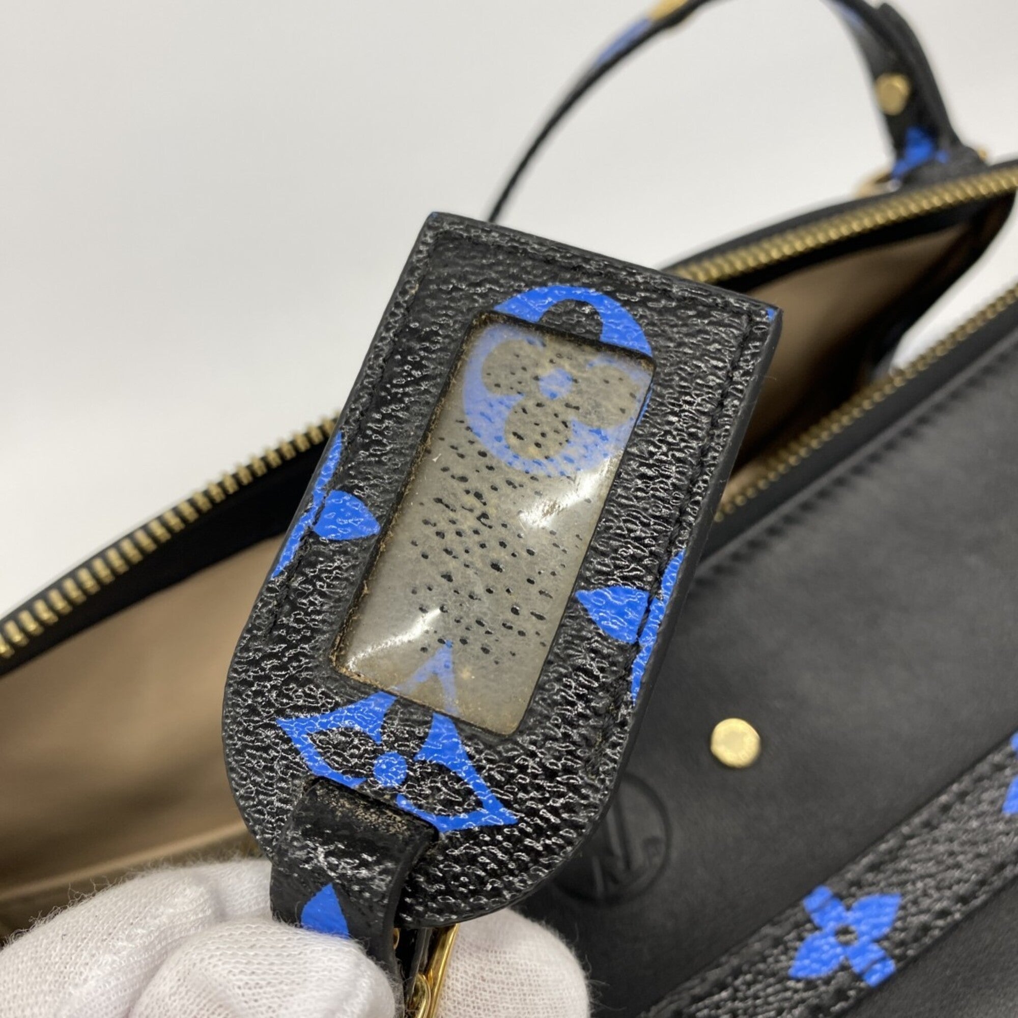 Louis Vuitton Noir Shoulder Bag (Pre-Owned)