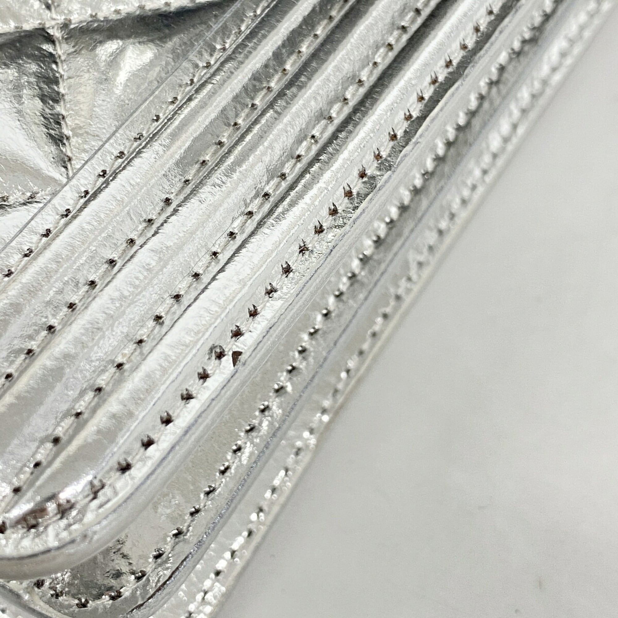 Chanel Silver Leather Shoulder Bag (Pre-Owned)