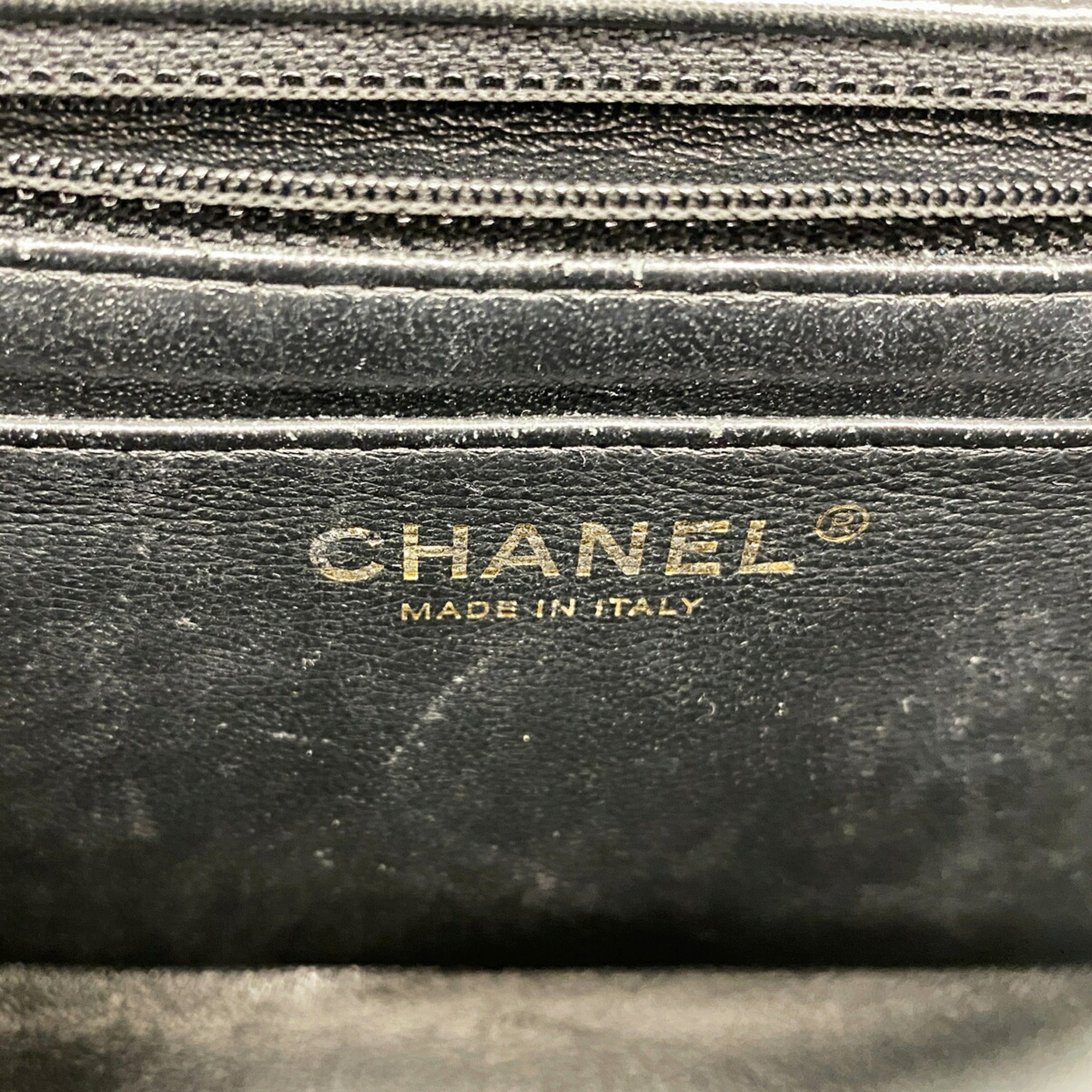 Chanel Black Leather Shoulder Bag (Pre-Owned)