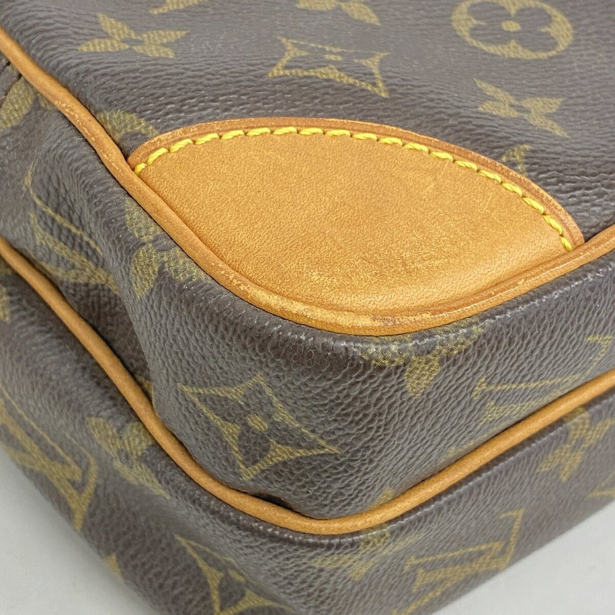 Louis Vuitton Brown Shoulder Bag (Pre-Owned)