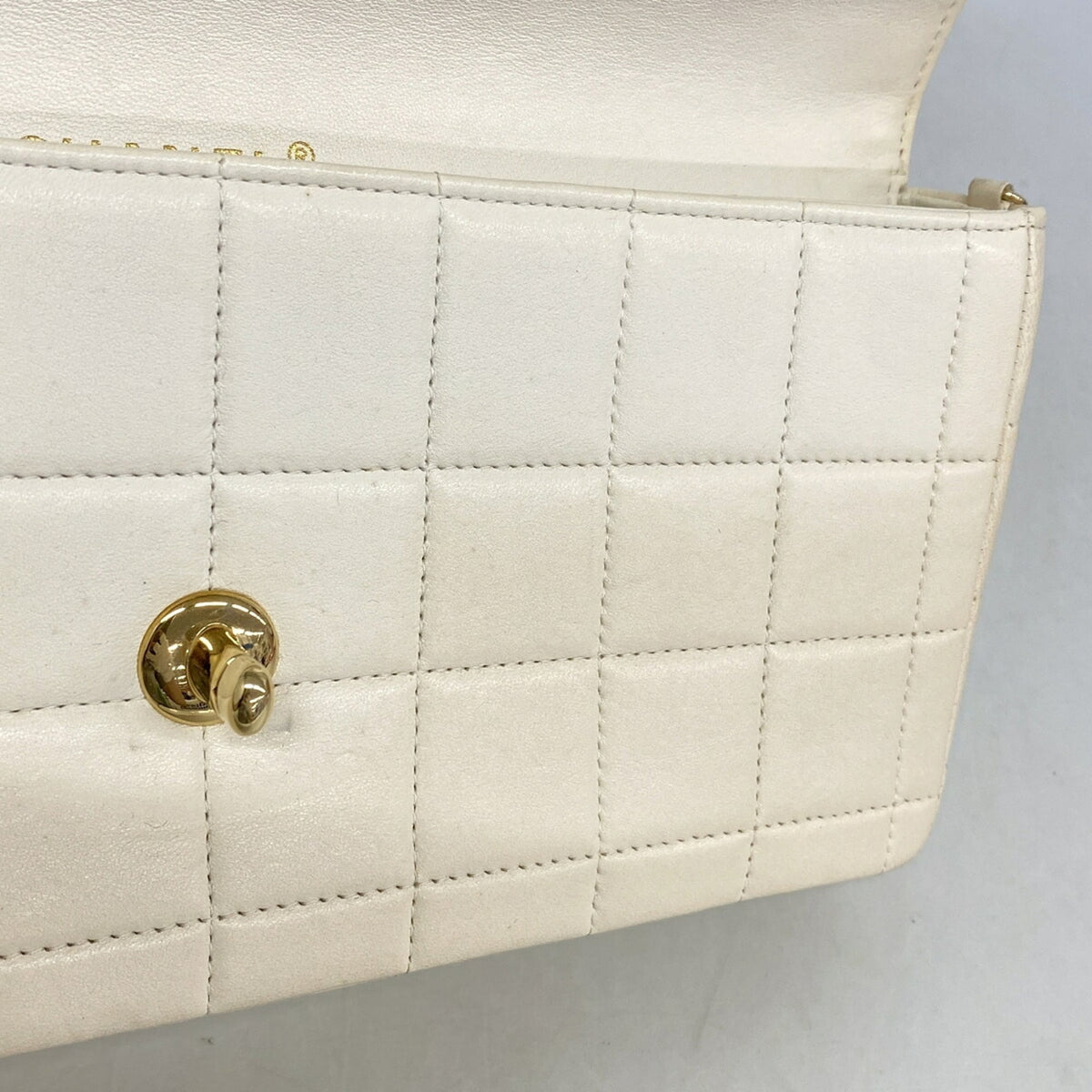 Chanel White Leather Shoulder Bag (Pre-Owned)
