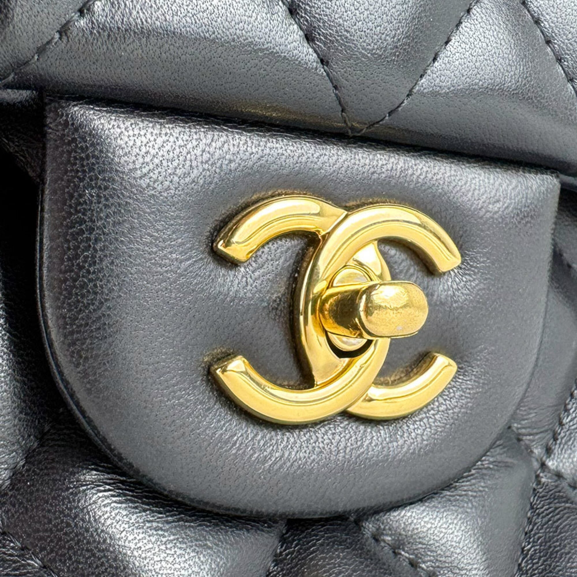 Chanel Black Leather Shoulder Bag (Pre-Owned)
