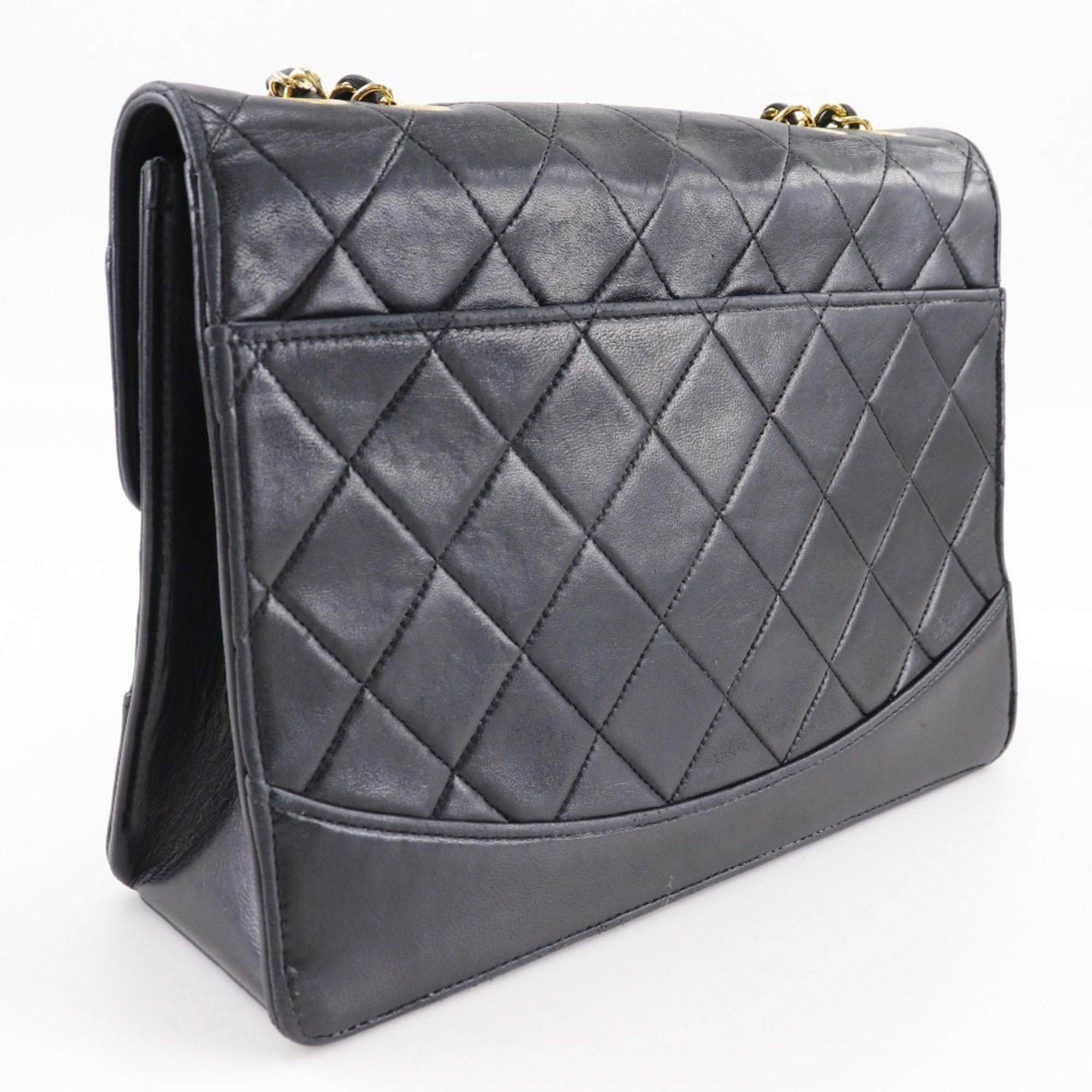 Chanel Black Leather Shoulder Bag (Pre-Owned)