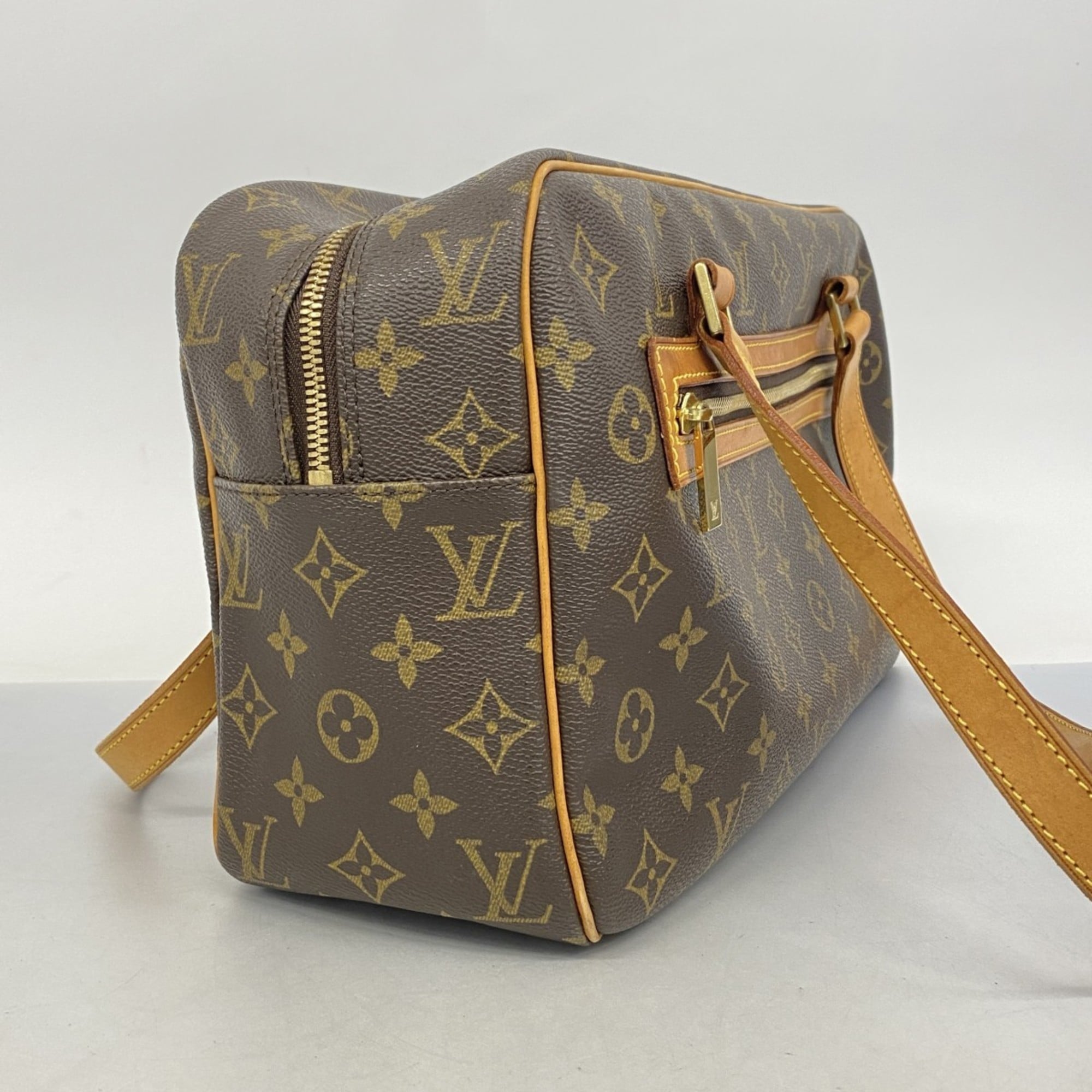 Louis Vuitton Brown Shoulder Bag (Pre-Owned)