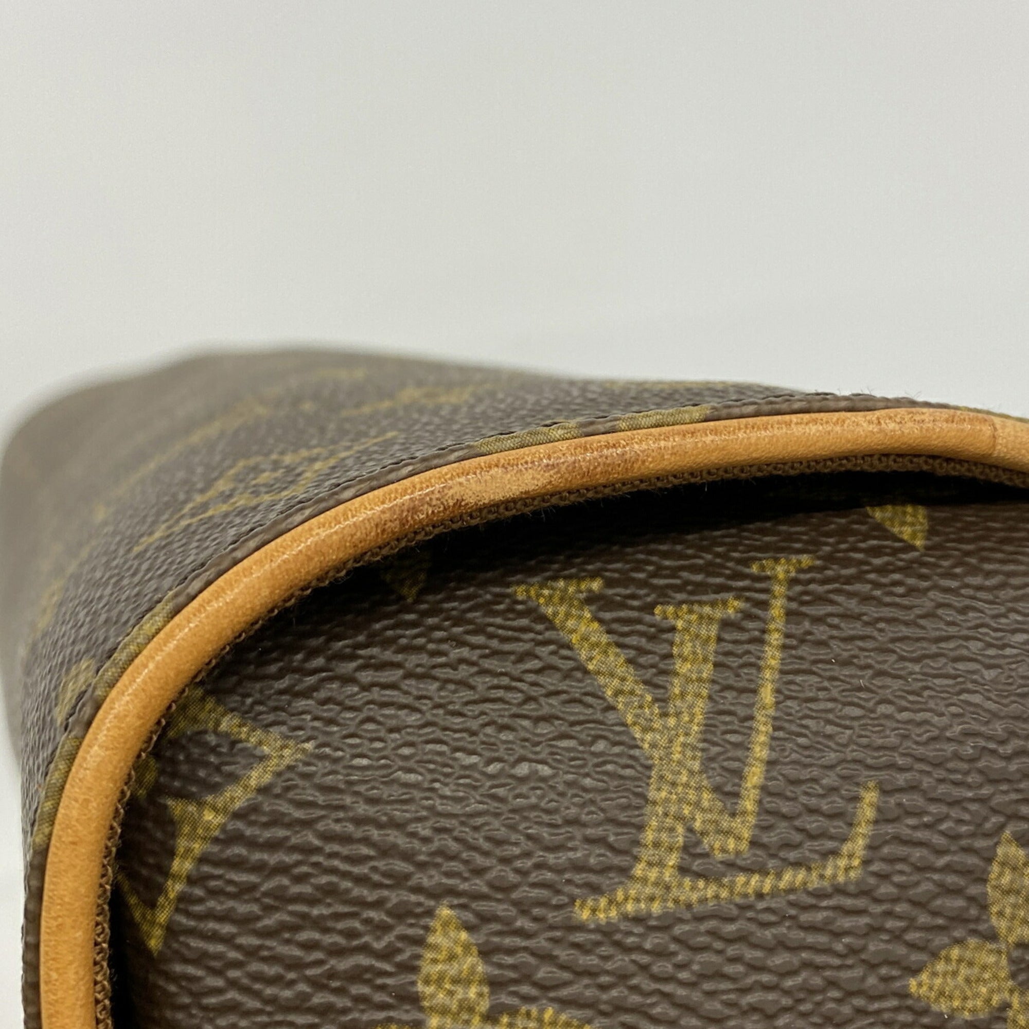 Louis Vuitton Brown Shoulder Bag (Pre-Owned)