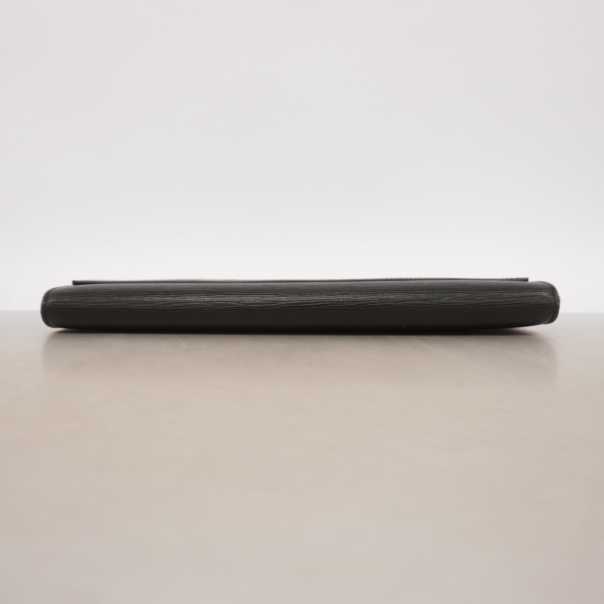 Louis Vuitton Noir Clutch Bag (Pre-Owned)
