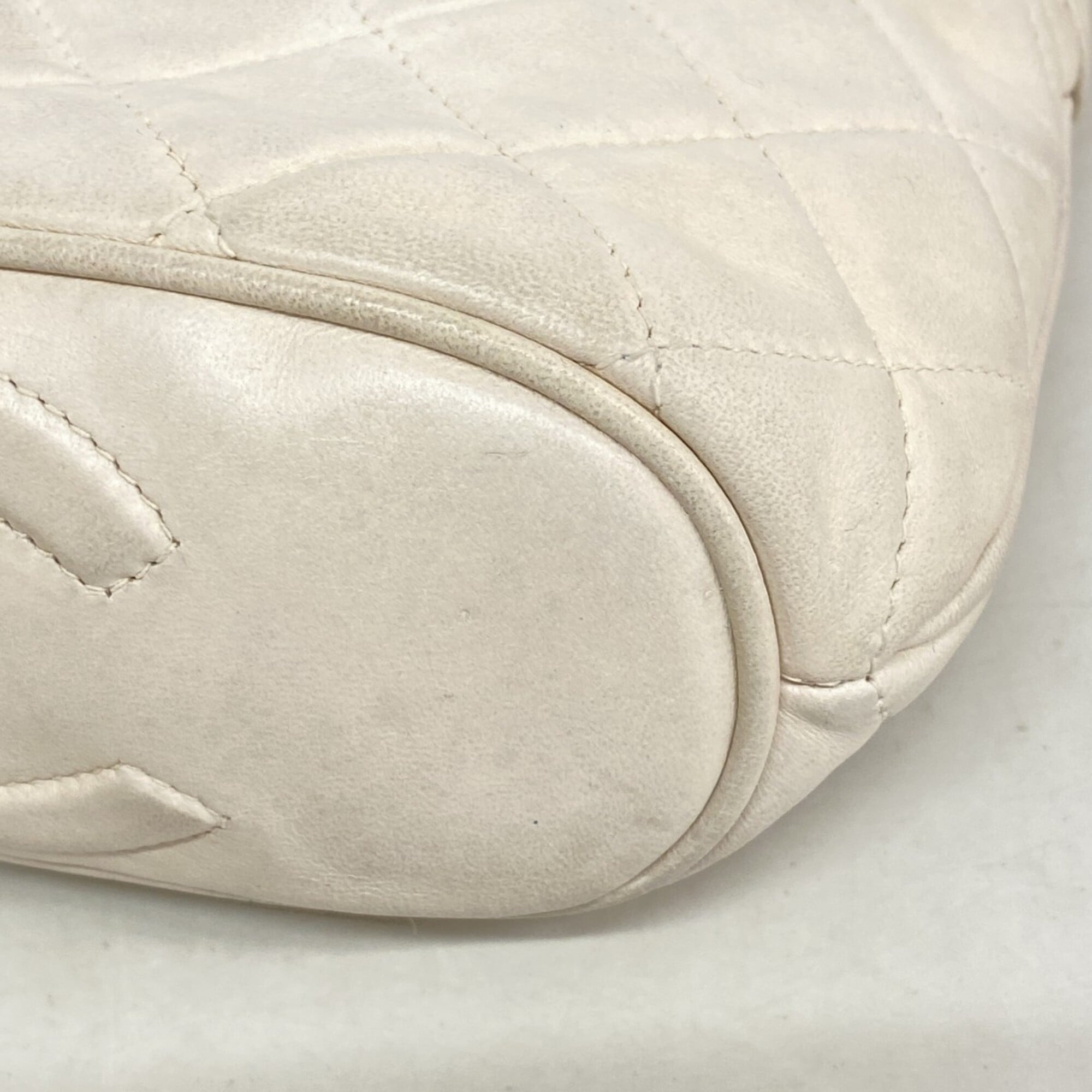 Chanel White Leather Shoulder Bag (Pre-Owned)