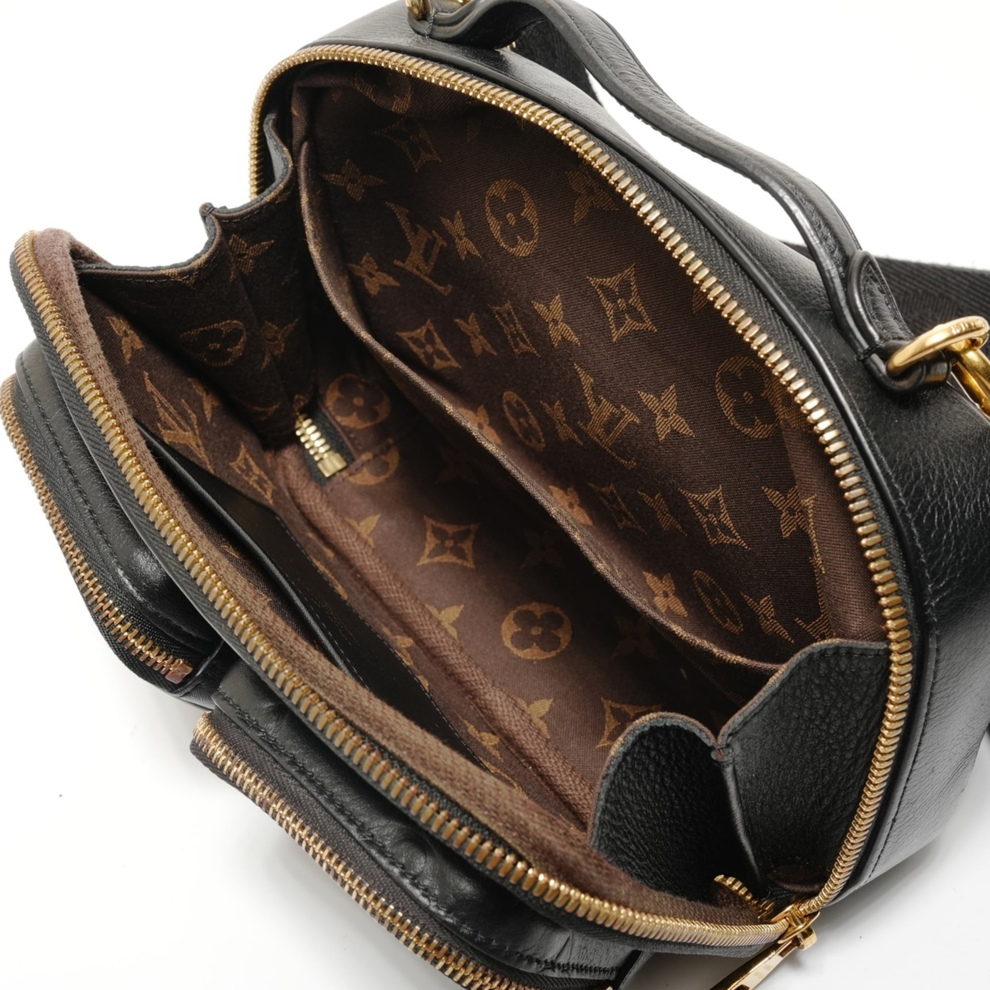 Louis Vuitton Black Shoulder Bag (Pre-Owned)