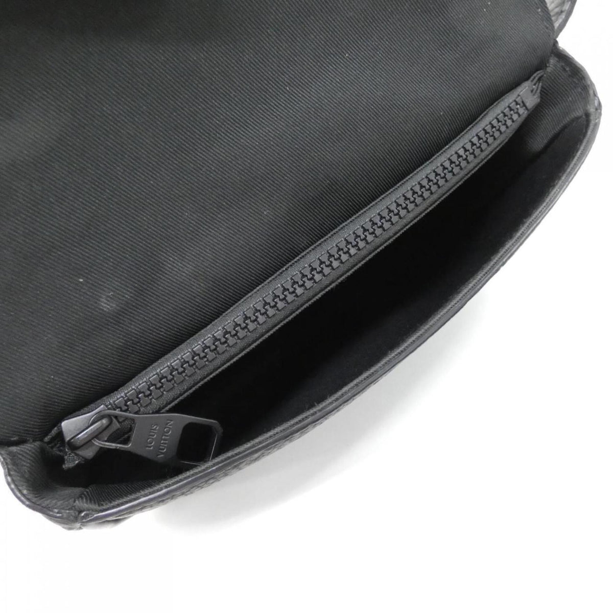 Louis Vuitton Black Monogram Leather Handbag (Pre-Owned)