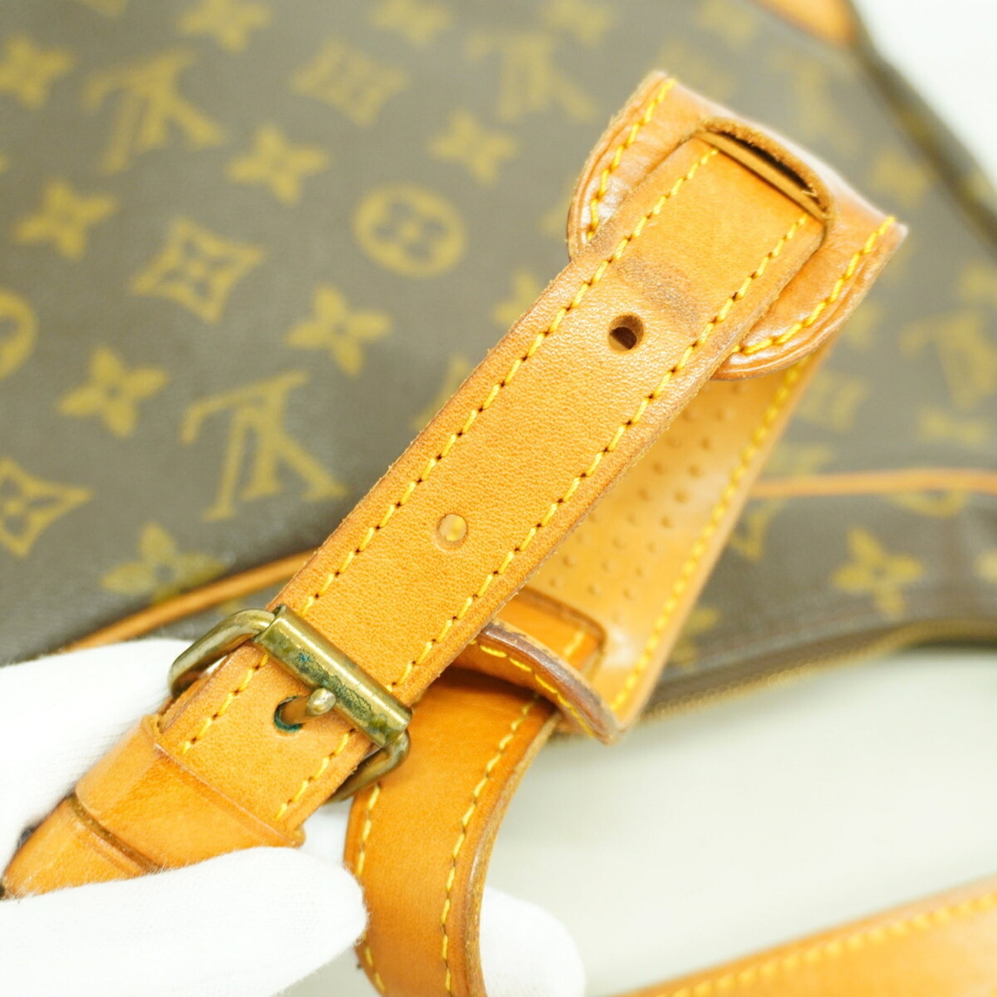 Louis Vuitton Brown Shoulder Bag (Pre-Owned)