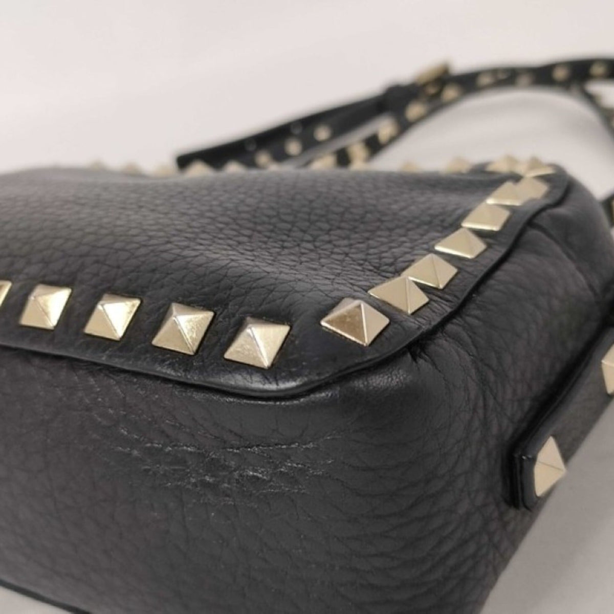 Valentino Garavani Black Leather Shoulder Bag (Pre-Owned)