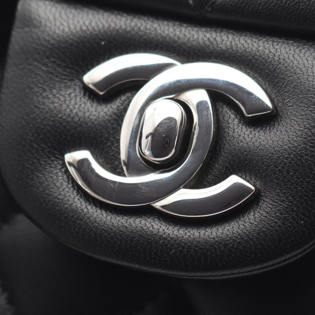 Chanel Black Leather Handbag Shoulder Bag (Pre-Owned)