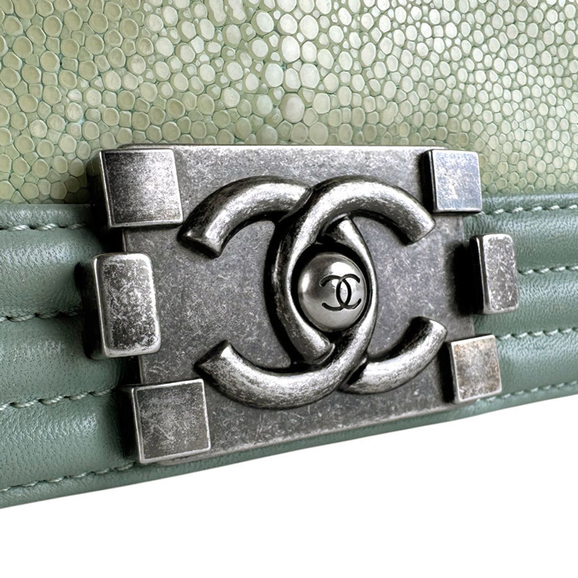 Chanel Green Leather Shoulder Bag (Pre-Owned)