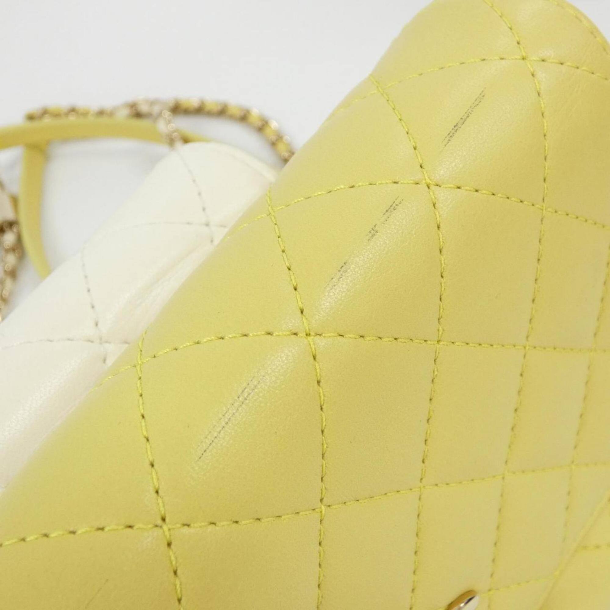 Chanel White Yellow Leather Shoulder Bag (Pre-Owned)