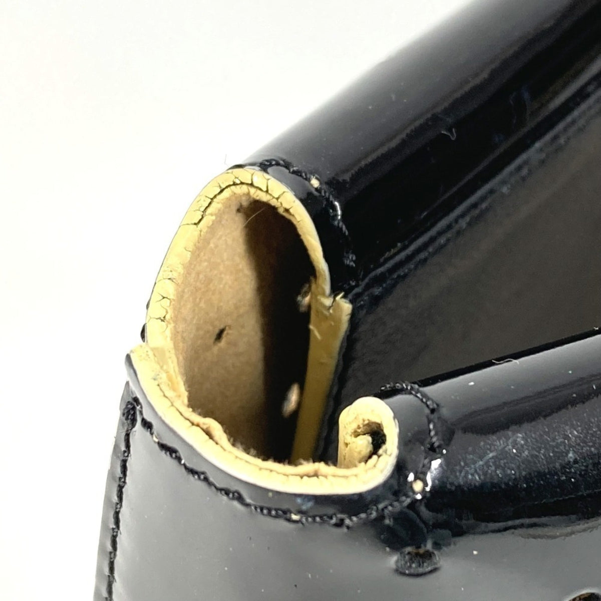 Chanel Black Leather Handbag (Pre-Owned)