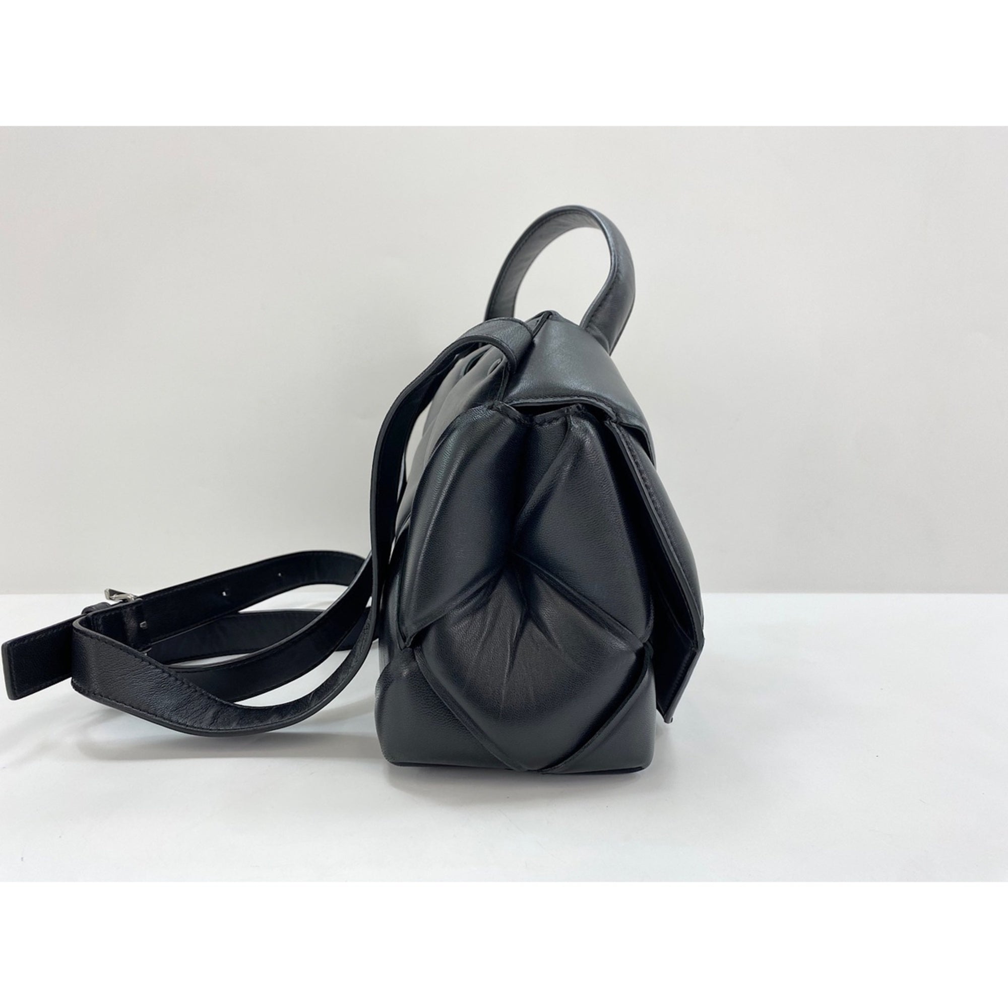 Bottega Veneta Black Shoulder Bag (Pre-Owned)