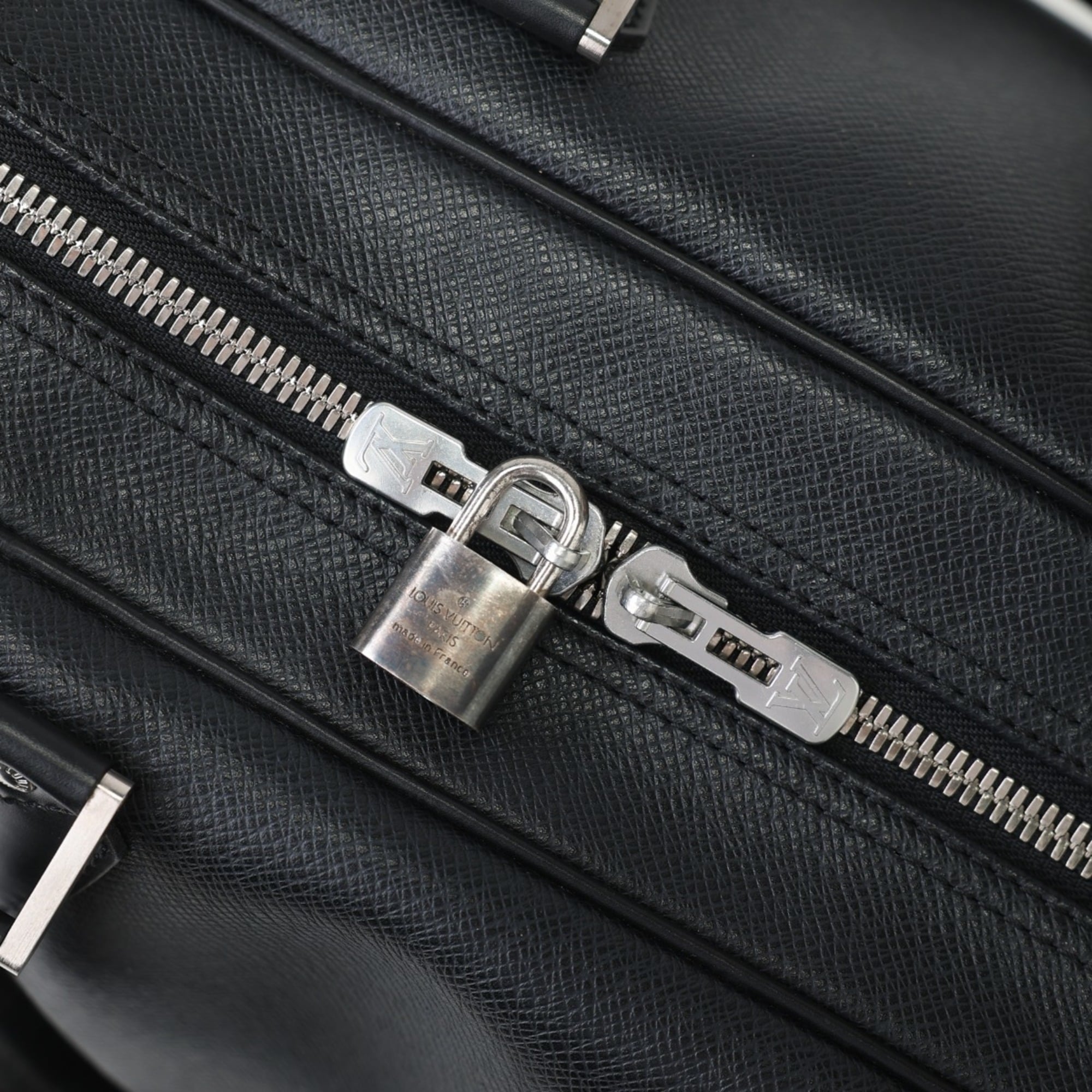 Louis Vuitton Black Taiga Leather Boston Bag Shoulder Bag (Pre-Owned)