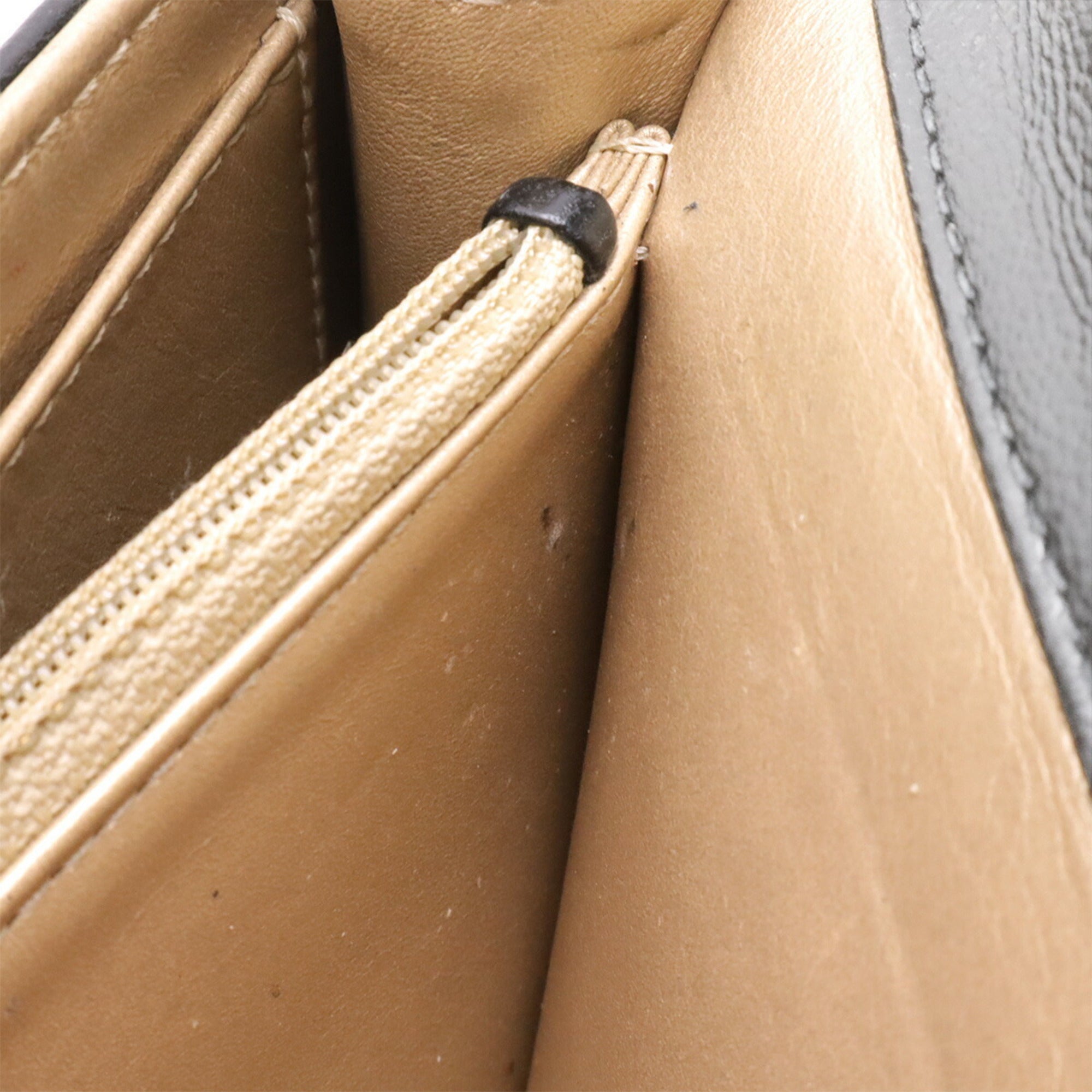 Chanel Black Leather Shoulder Bag (Pre-Owned)