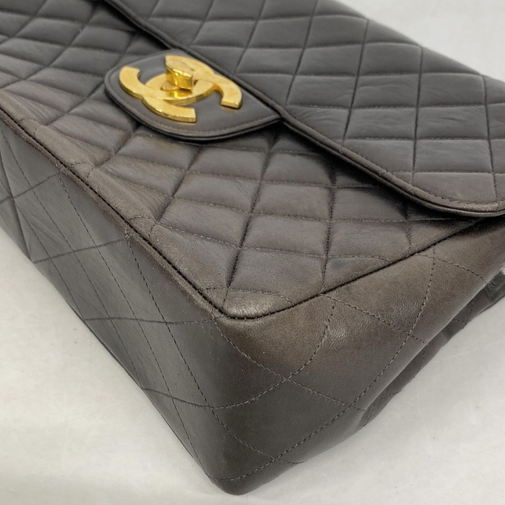 Chanel Black Leather Shoulder Bag (Pre-Owned)