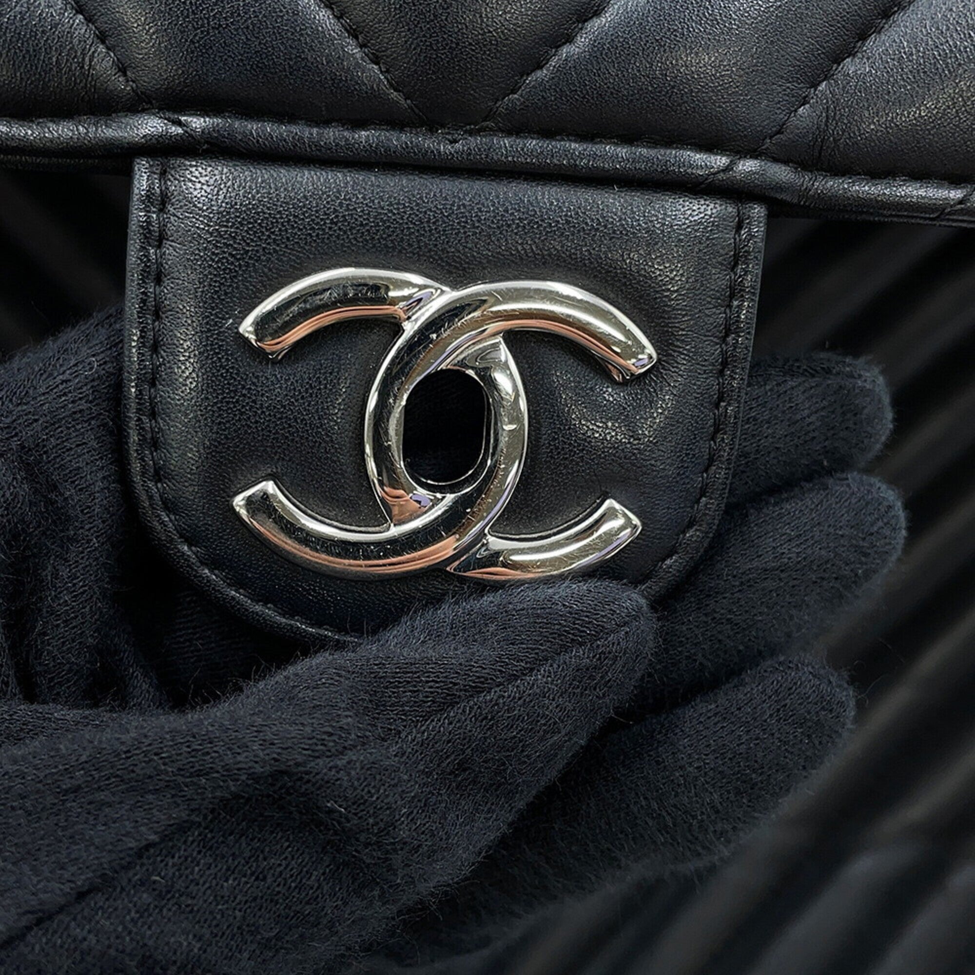 Chanel Black Leather Backpack Handbag (Pre-Owned)