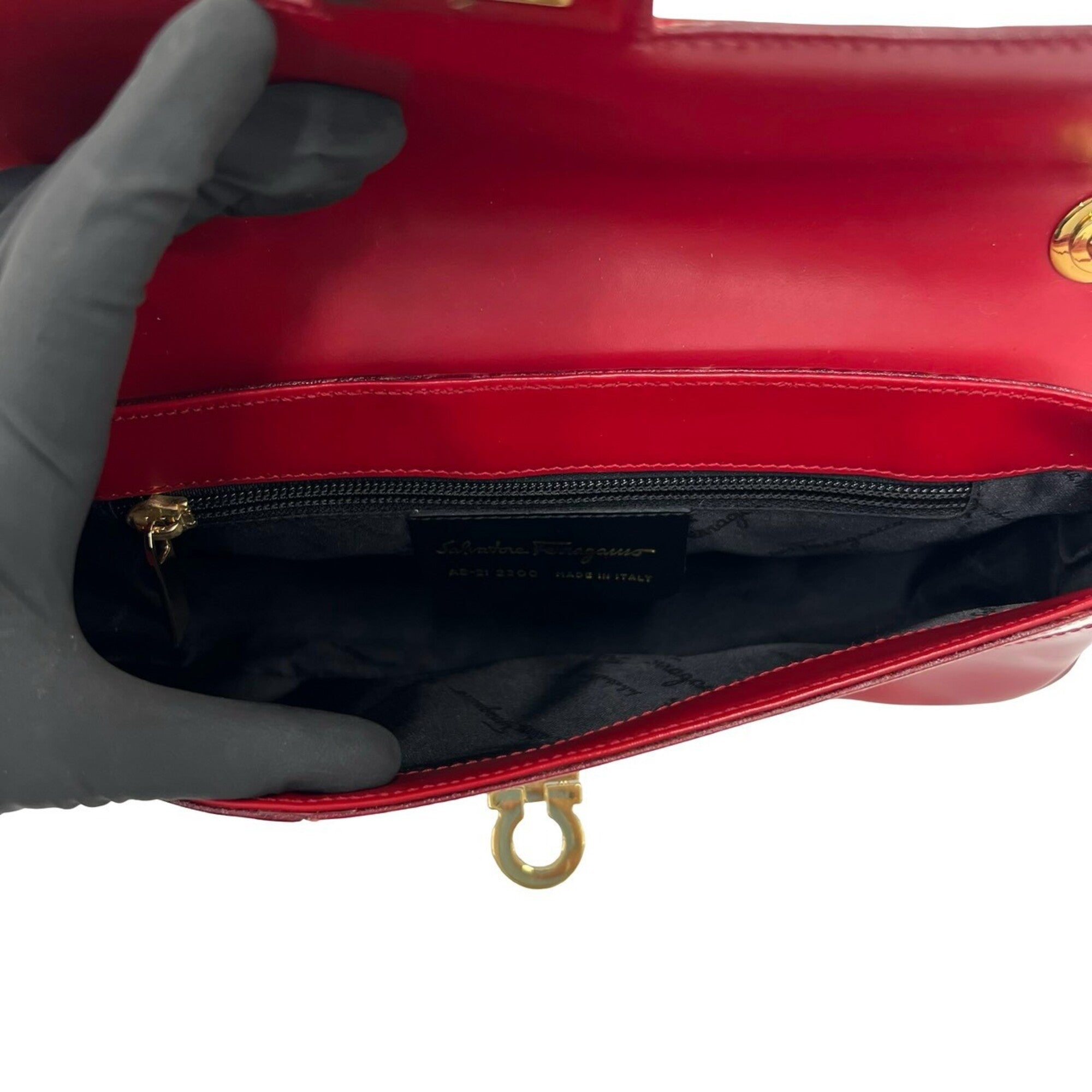 Salvatore Ferragamo Red Color White Leather Shoulder Bag (Pre-Owned)