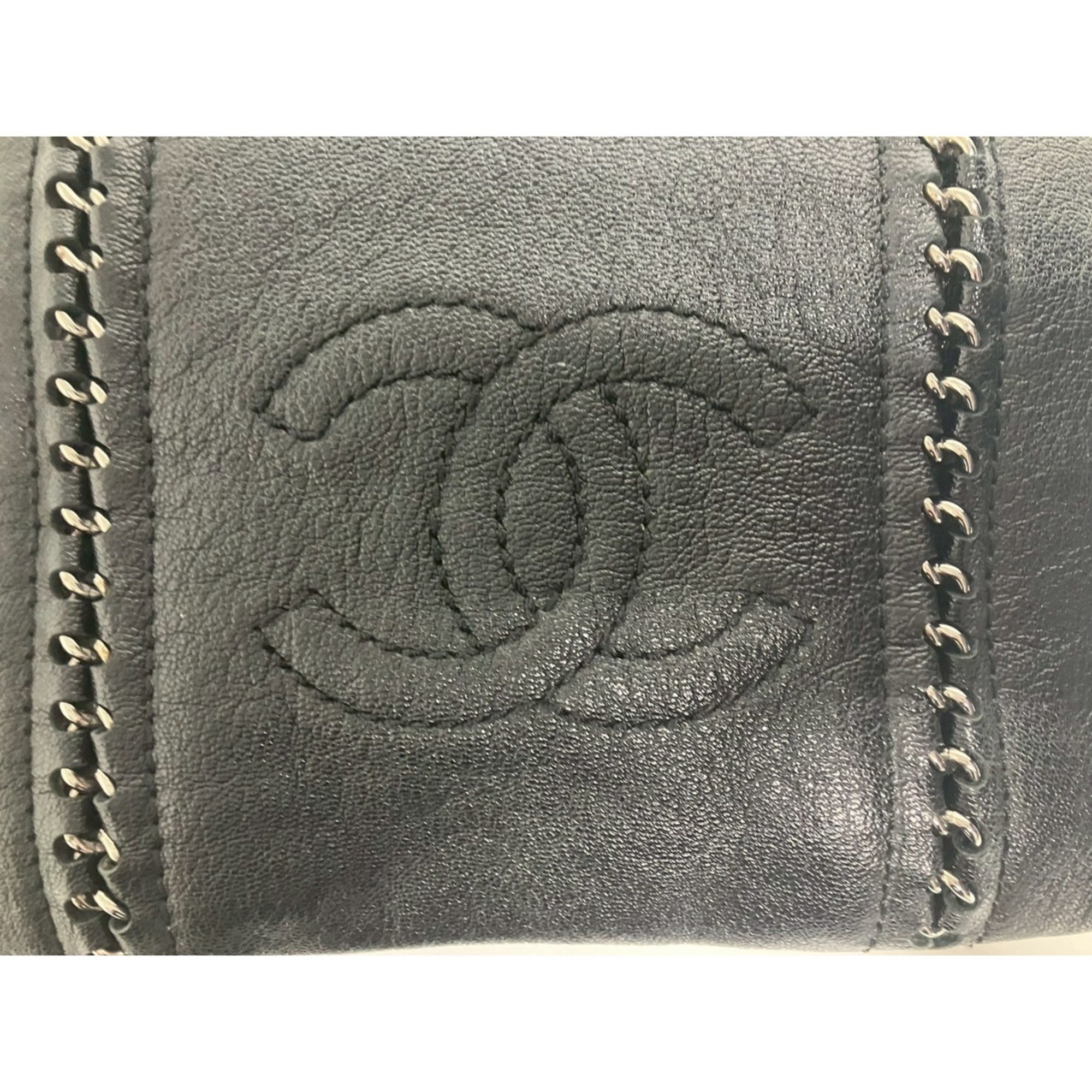 Chanel Black Leather Shoulder Bag (Pre-Owned)