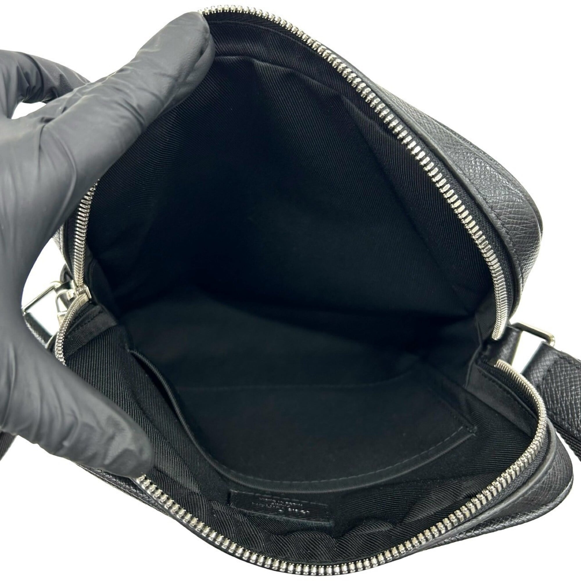 Louis Vuitton Black Leather Pochette Shoulder Bag (Pre-Owned)
