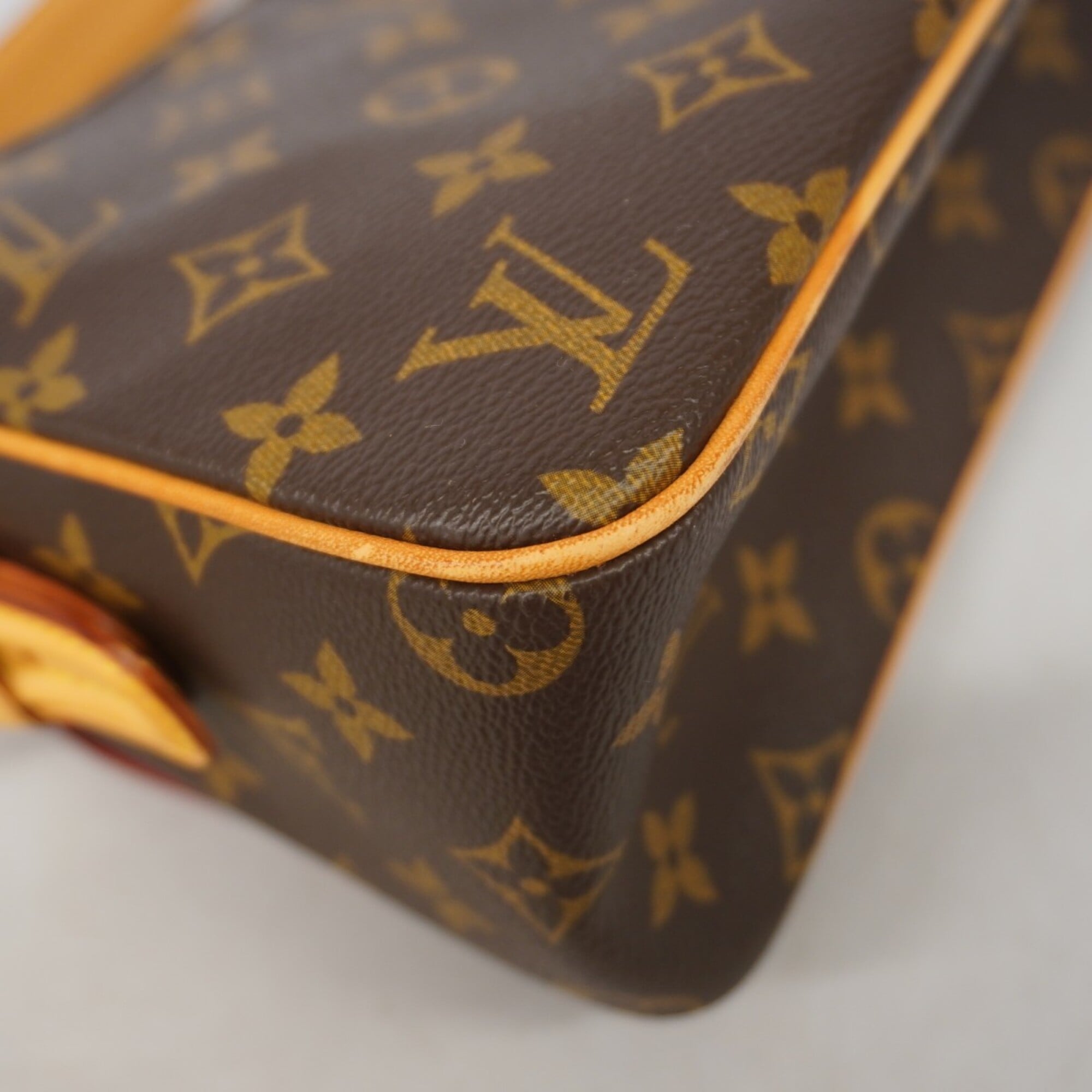 Louis Vuitton Brown Shoulder Bag (Pre-Owned)